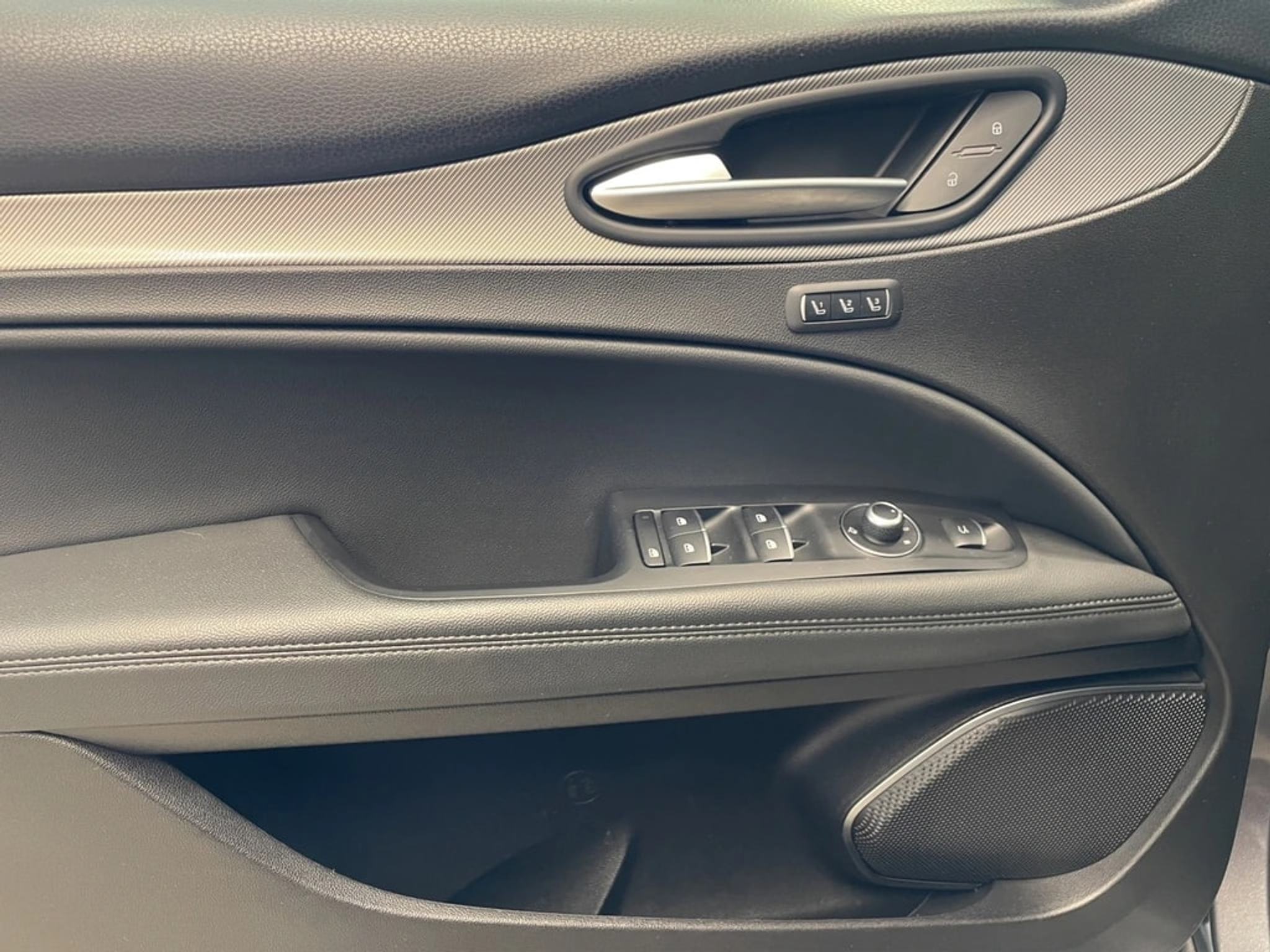 listing desktop thumbnail image 13