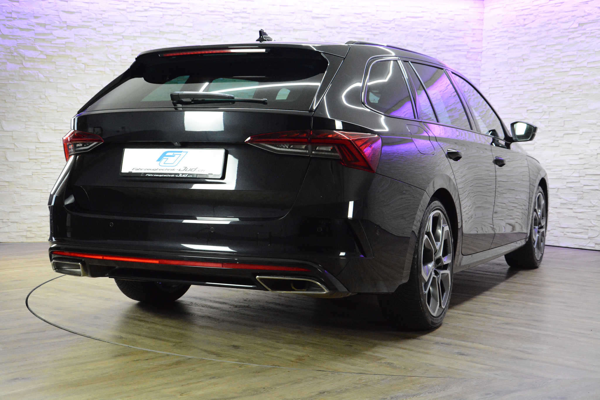 listing desktop thumbnail image 4