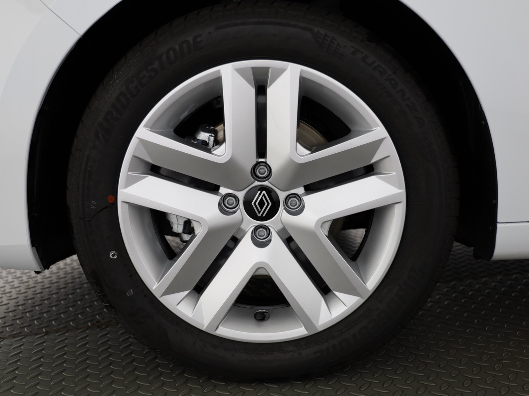 listing desktop thumbnail image 3