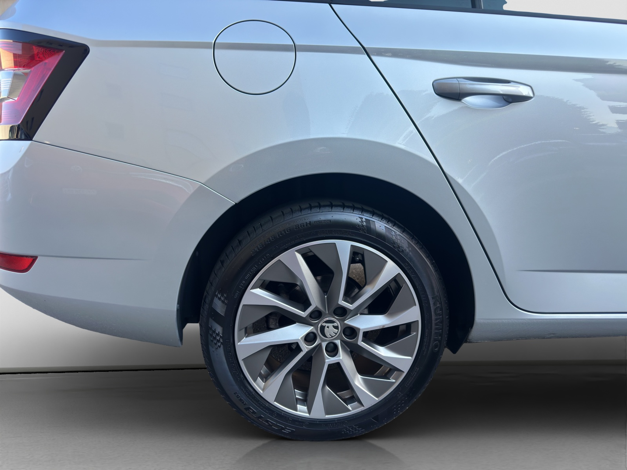 listing desktop thumbnail image 4