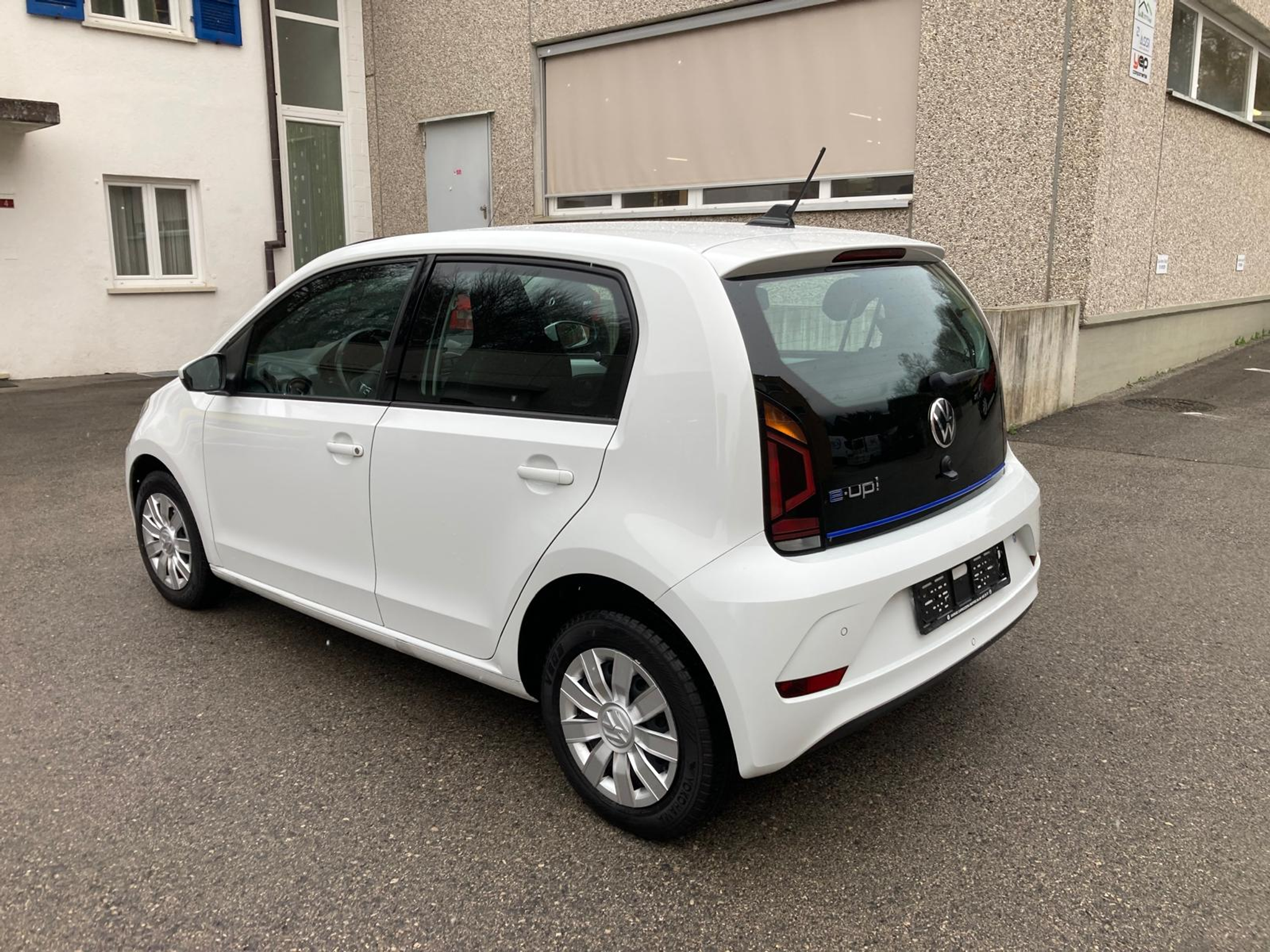 listing desktop thumbnail image 4