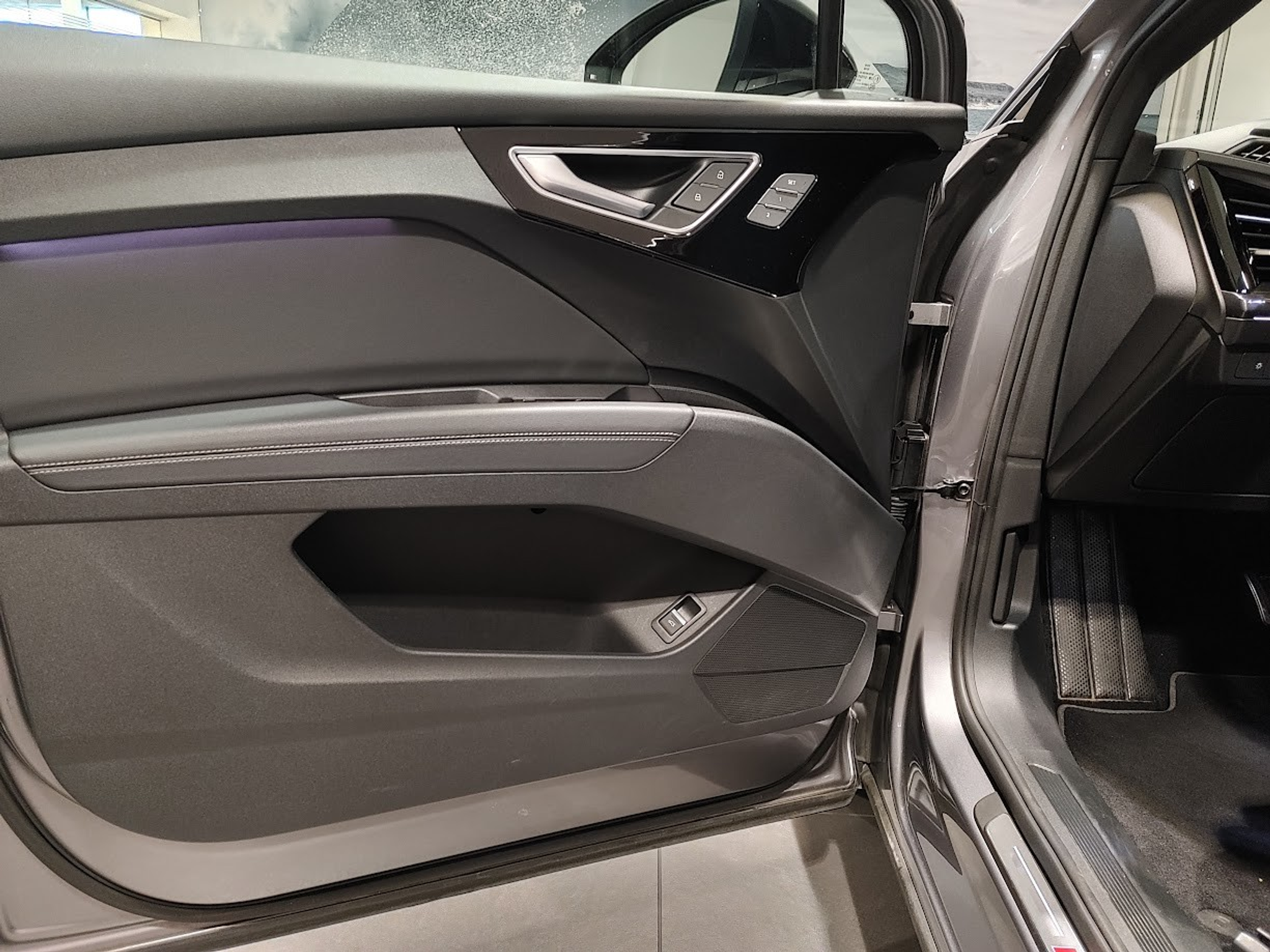 listing desktop thumbnail image 3