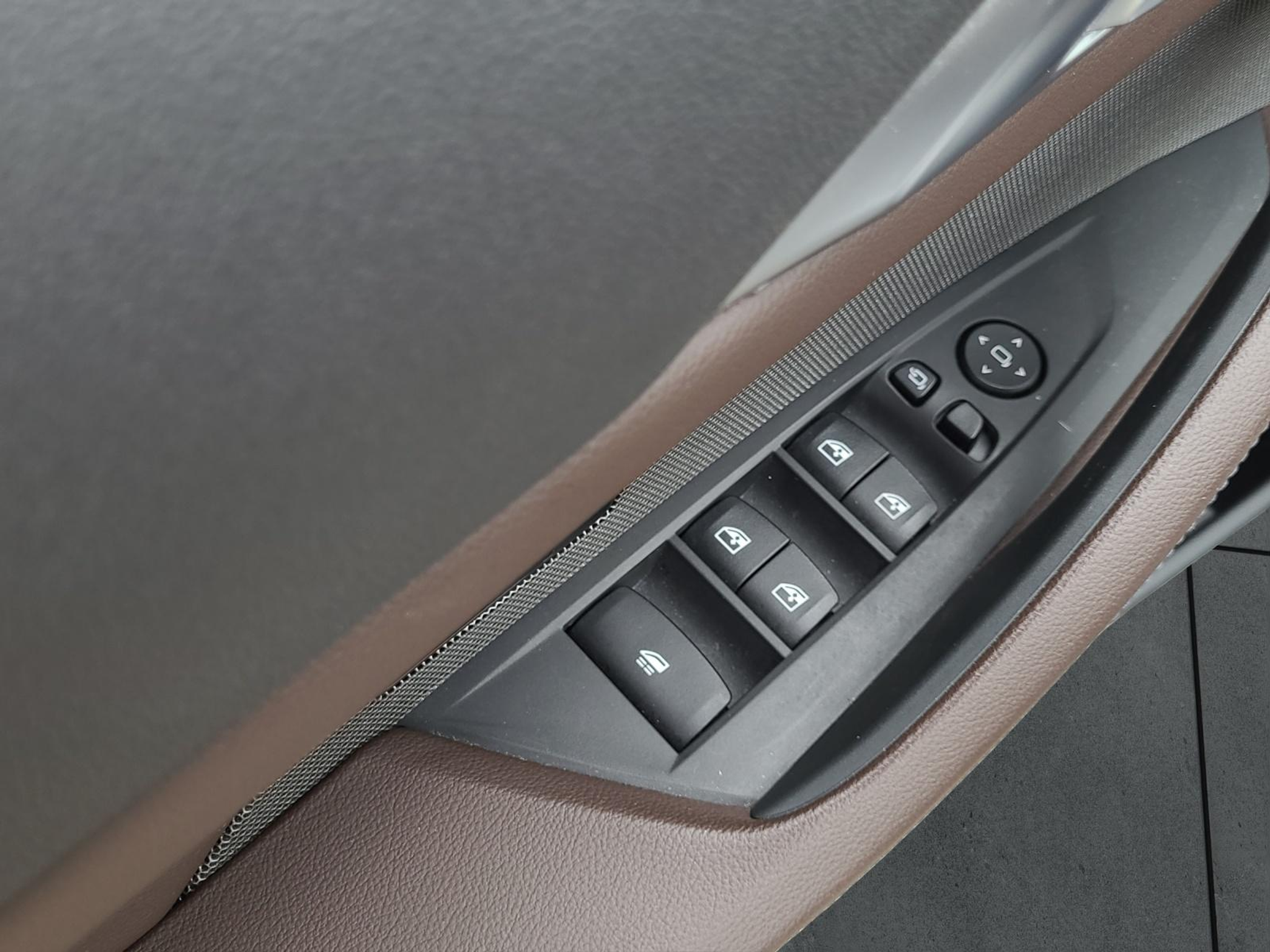 listing desktop thumbnail image 16