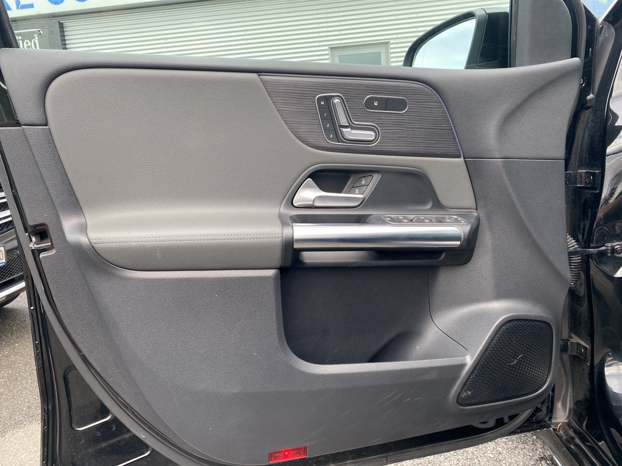 listing desktop thumbnail image 11