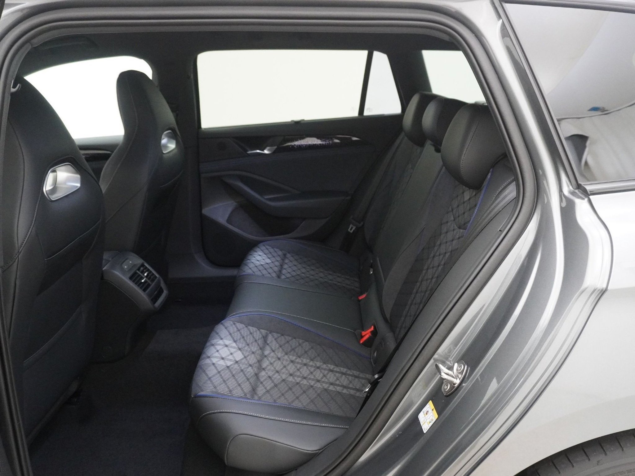 listing desktop thumbnail image 14