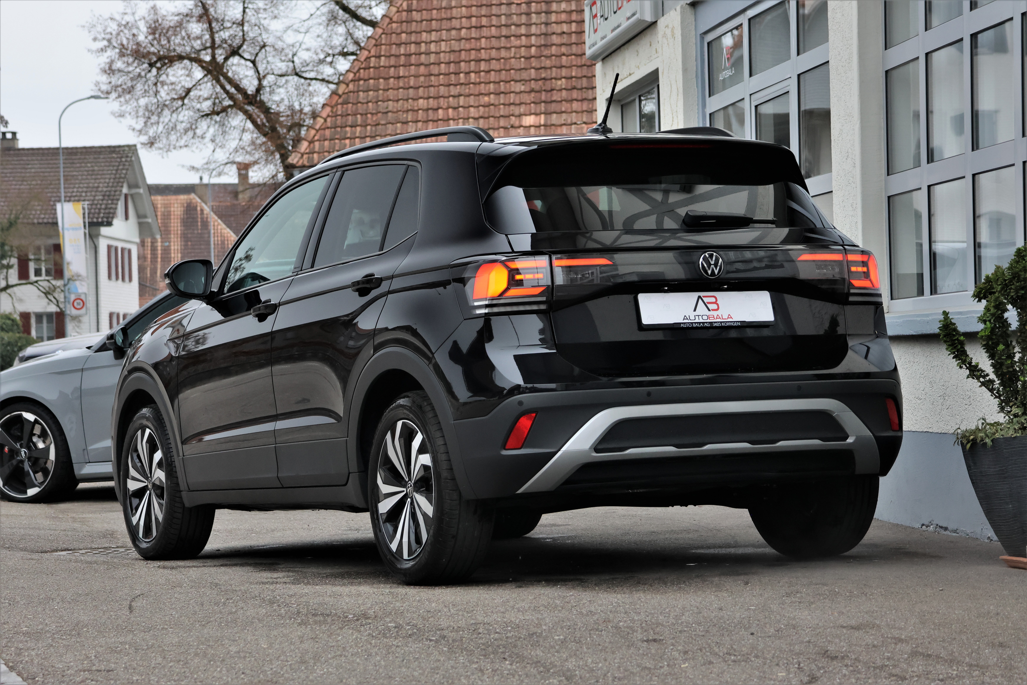 listing desktop thumbnail image 1