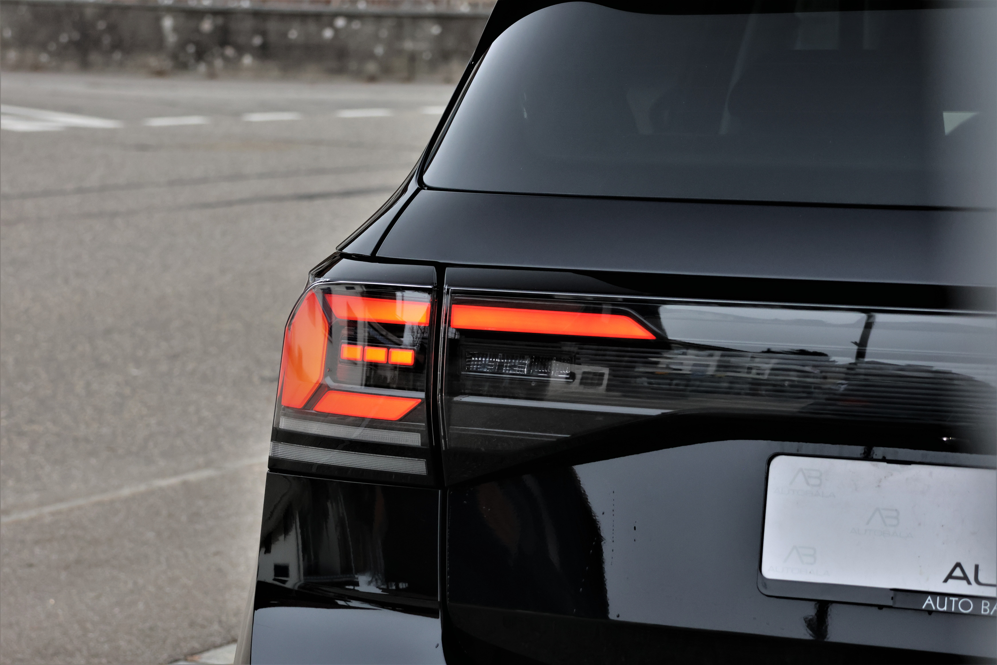 listing desktop thumbnail image 3