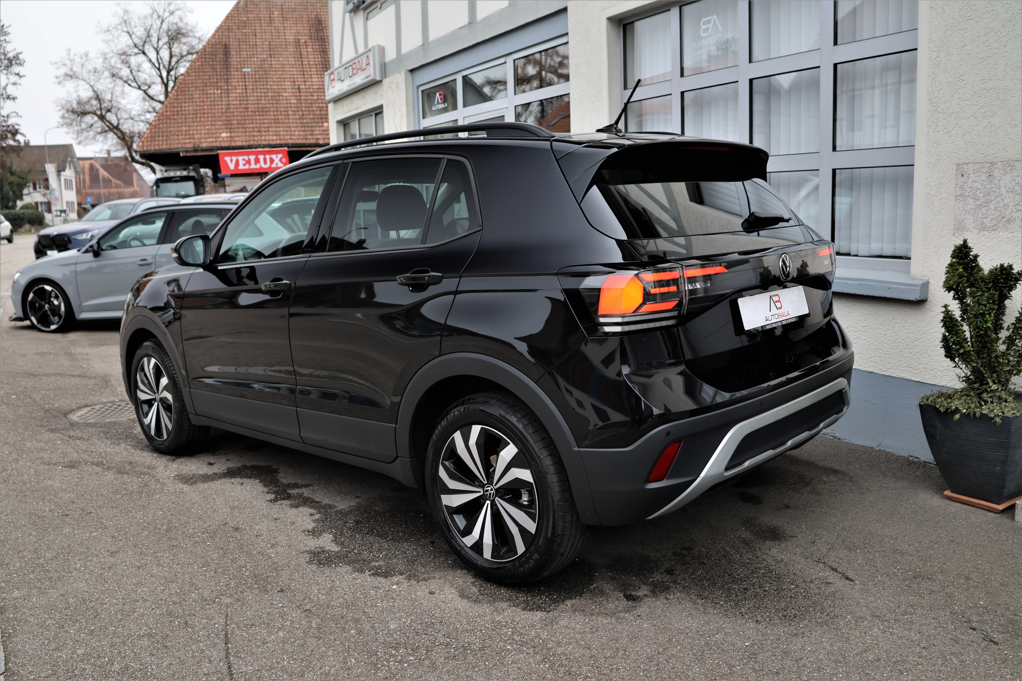 listing desktop thumbnail image 4