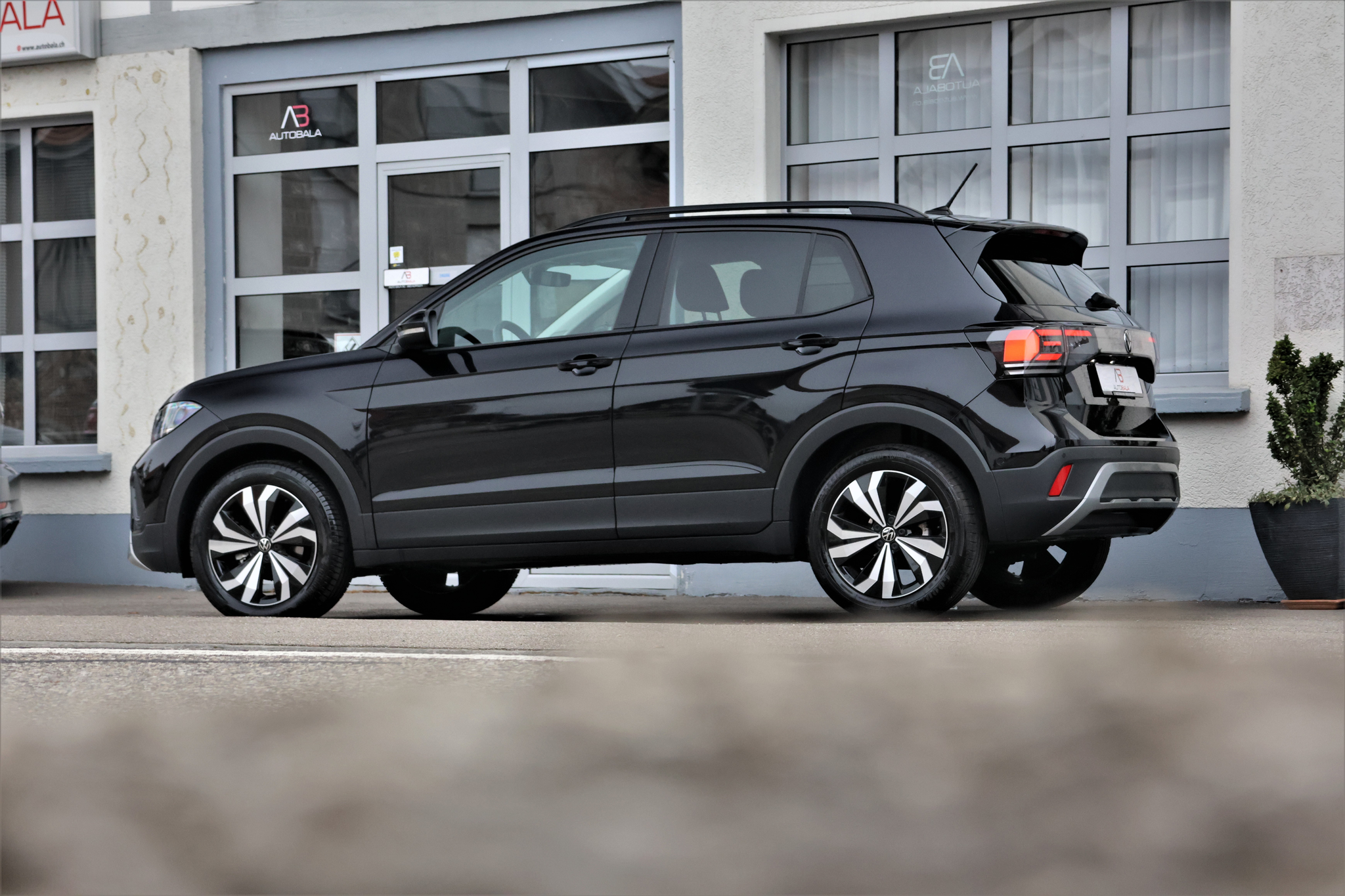 listing desktop thumbnail image 2