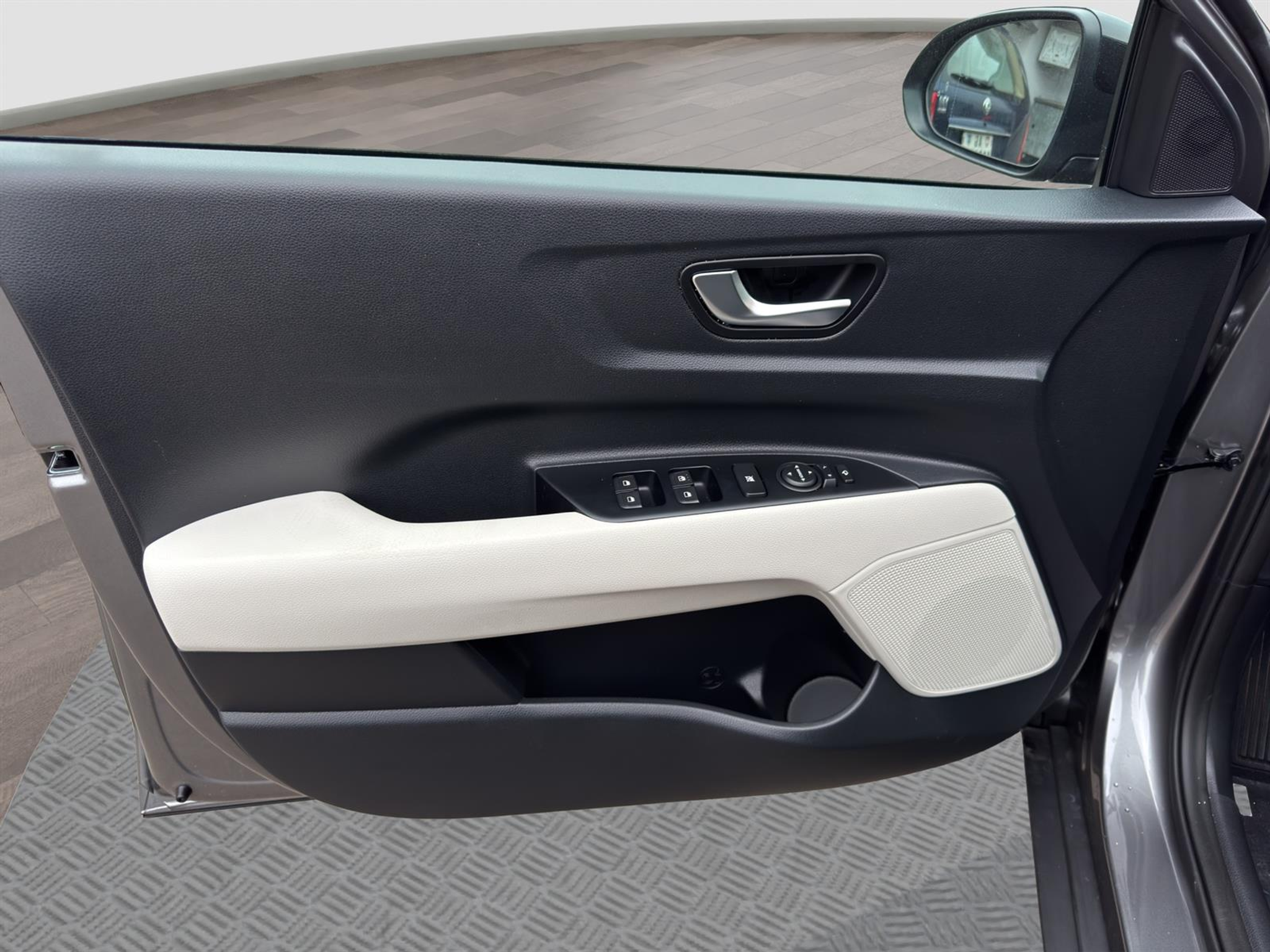 listing desktop thumbnail image 7