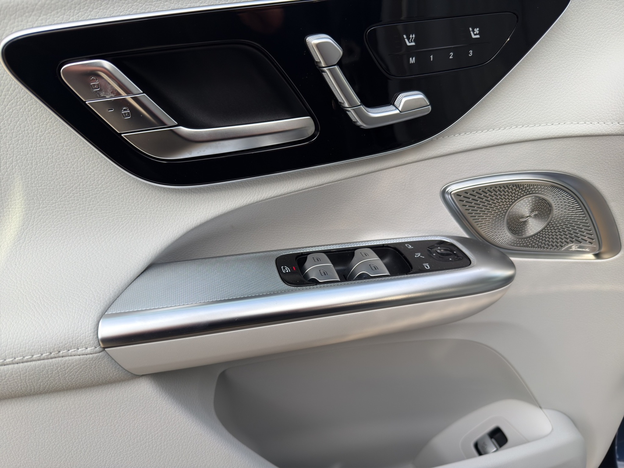 listing desktop thumbnail image 12