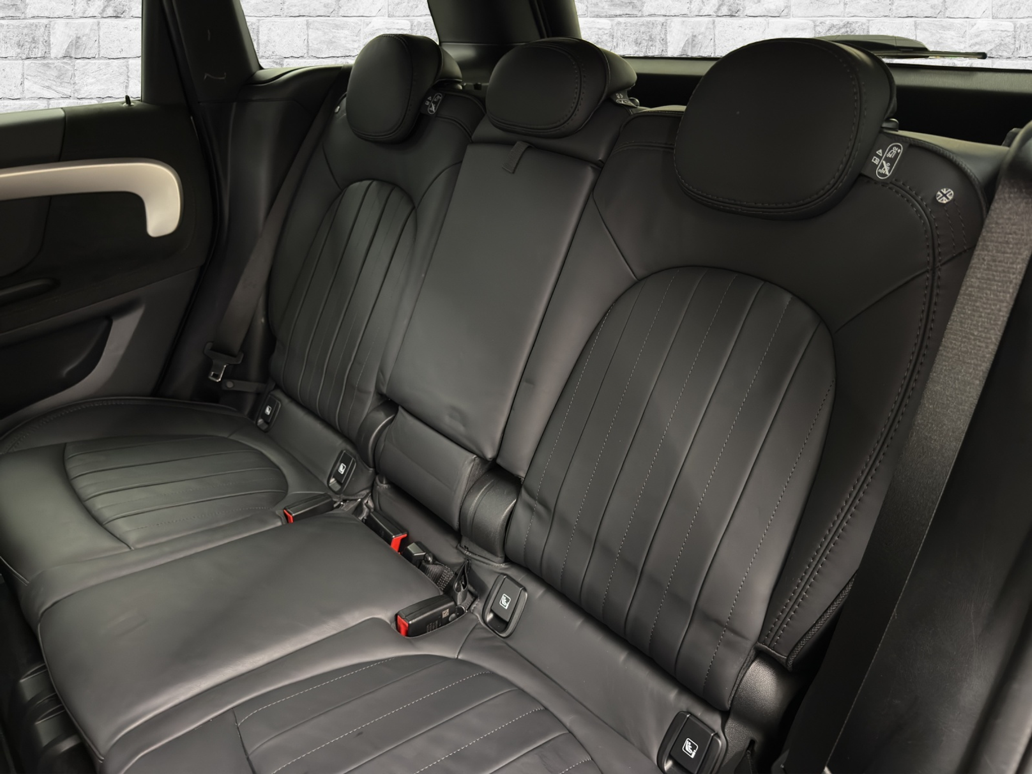 listing desktop thumbnail image 15