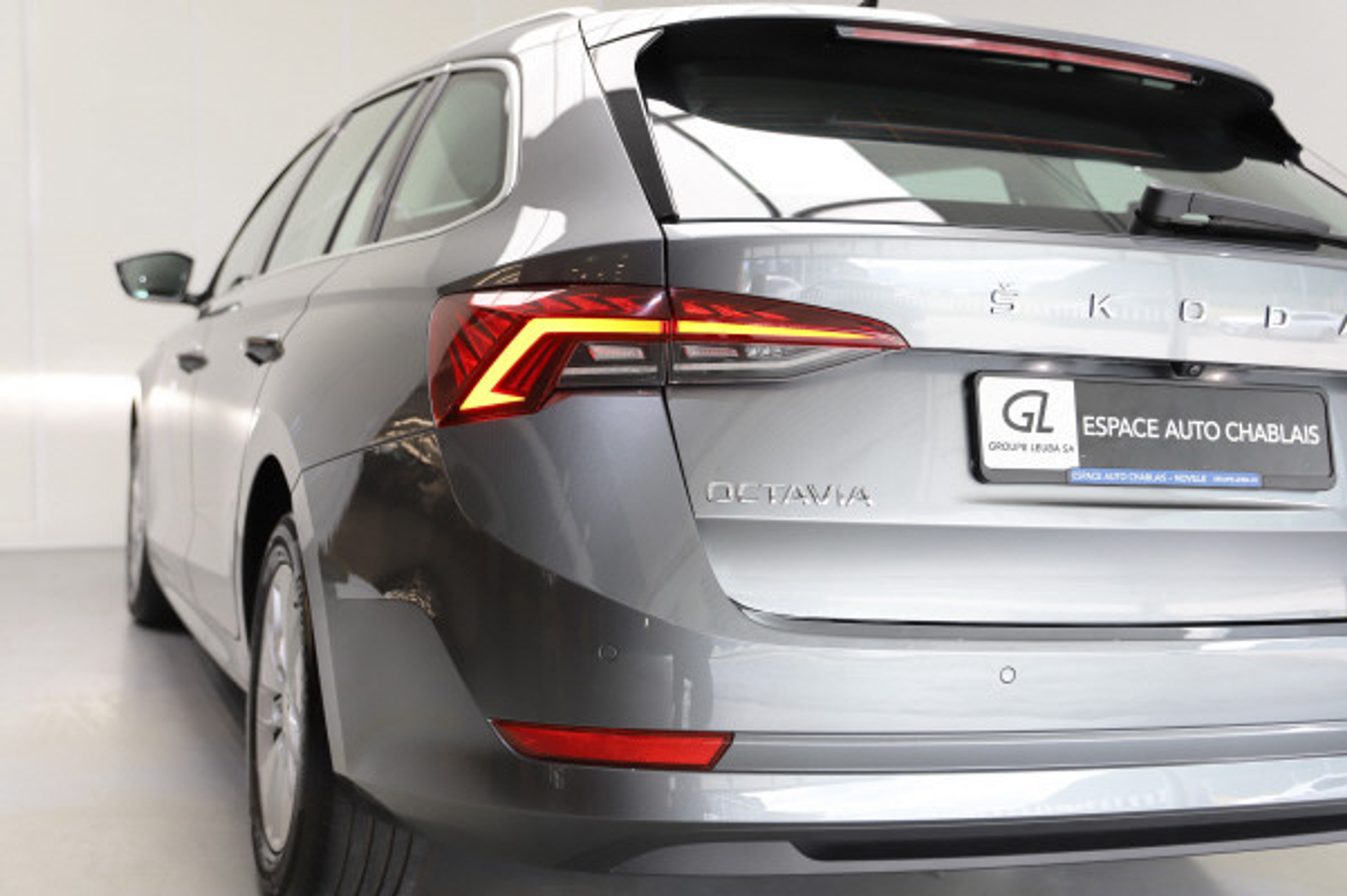 listing desktop thumbnail image 3