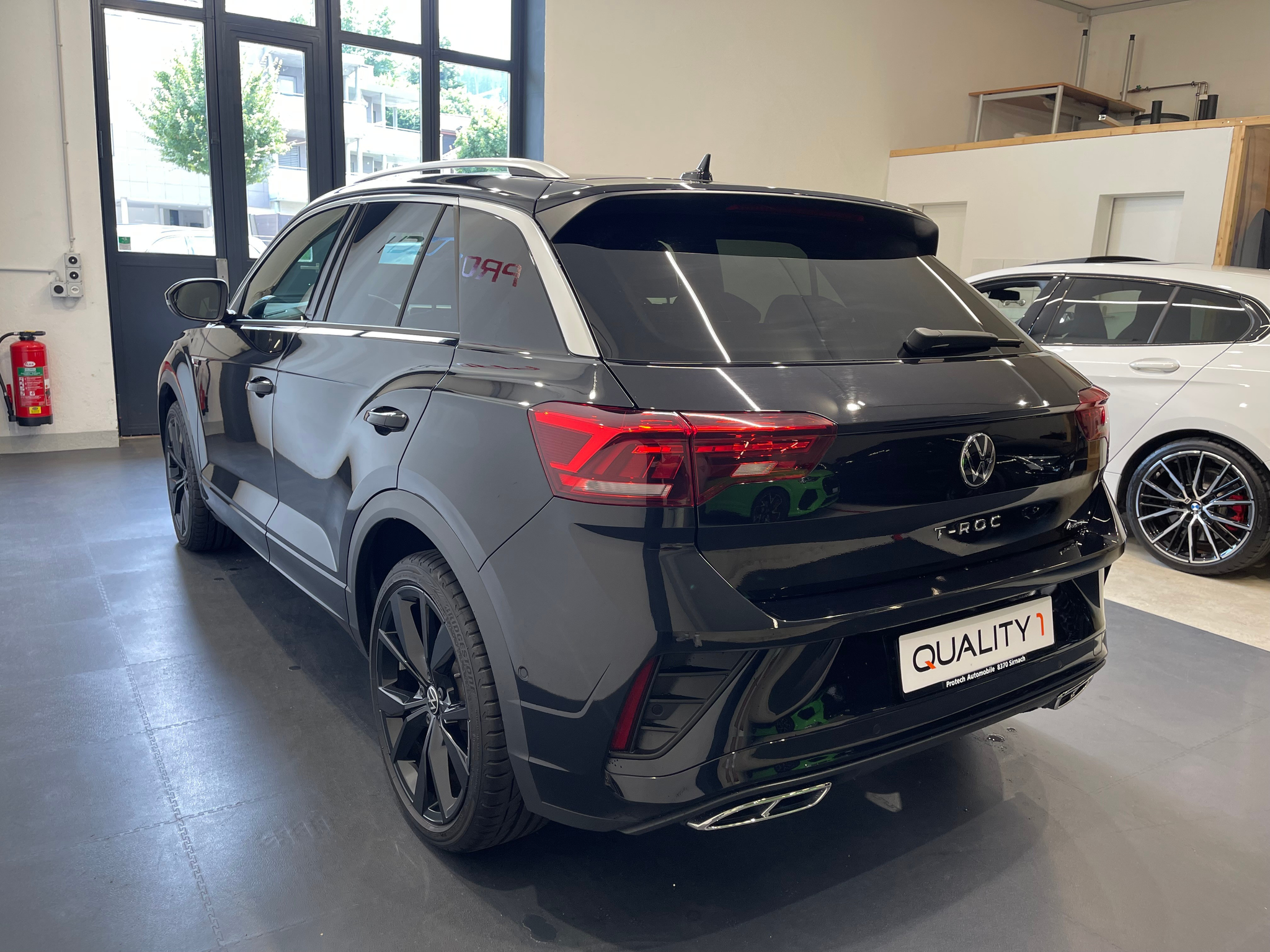 listing desktop thumbnail image 3