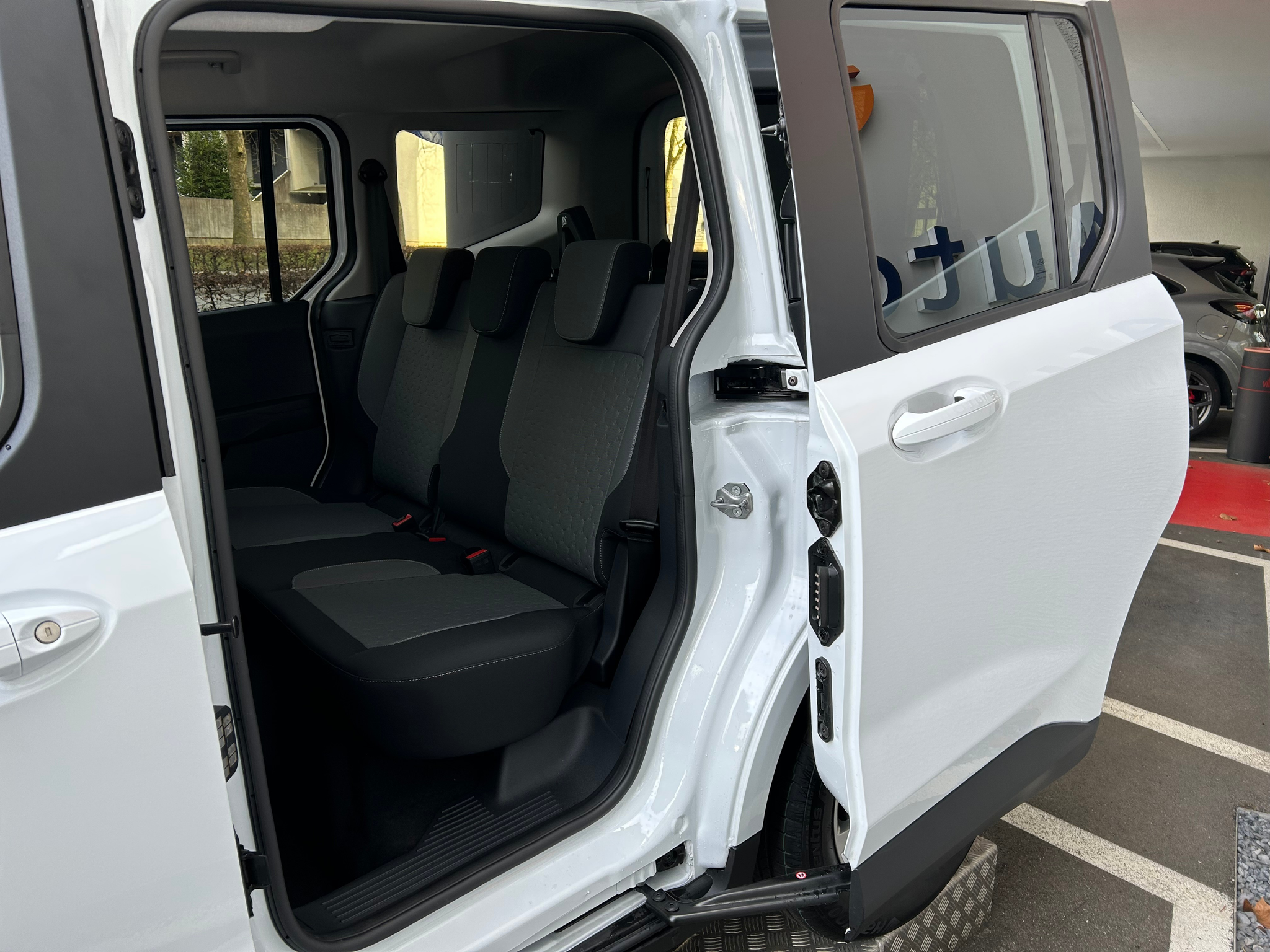 listing desktop thumbnail image 11