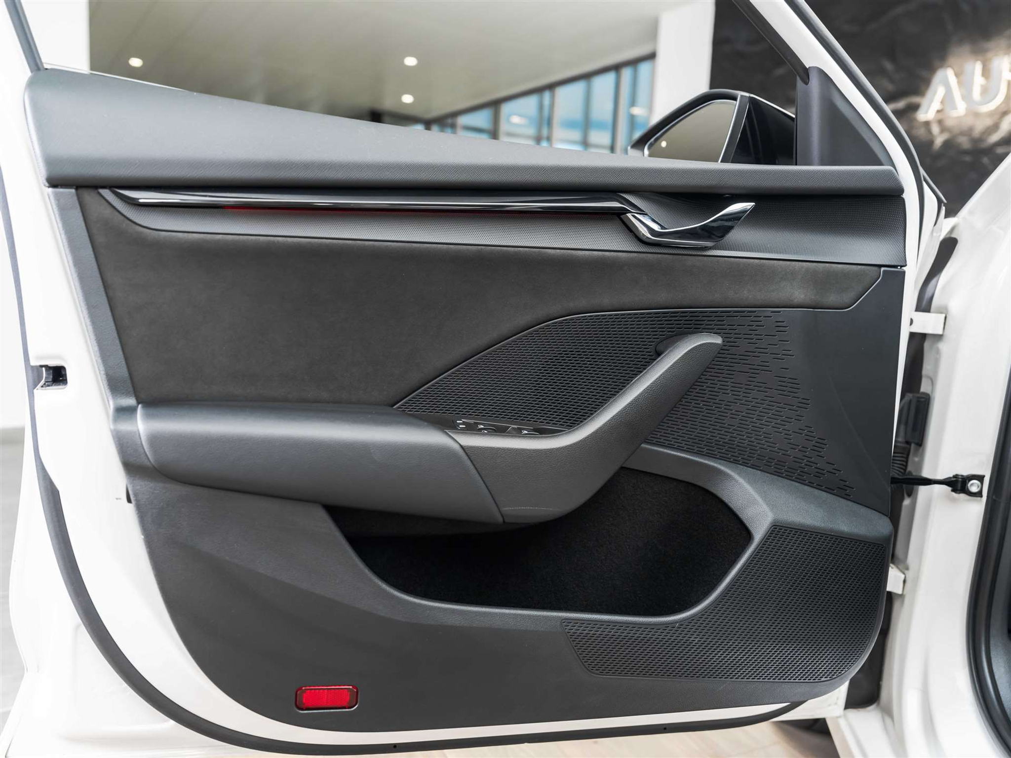 listing desktop thumbnail image 23