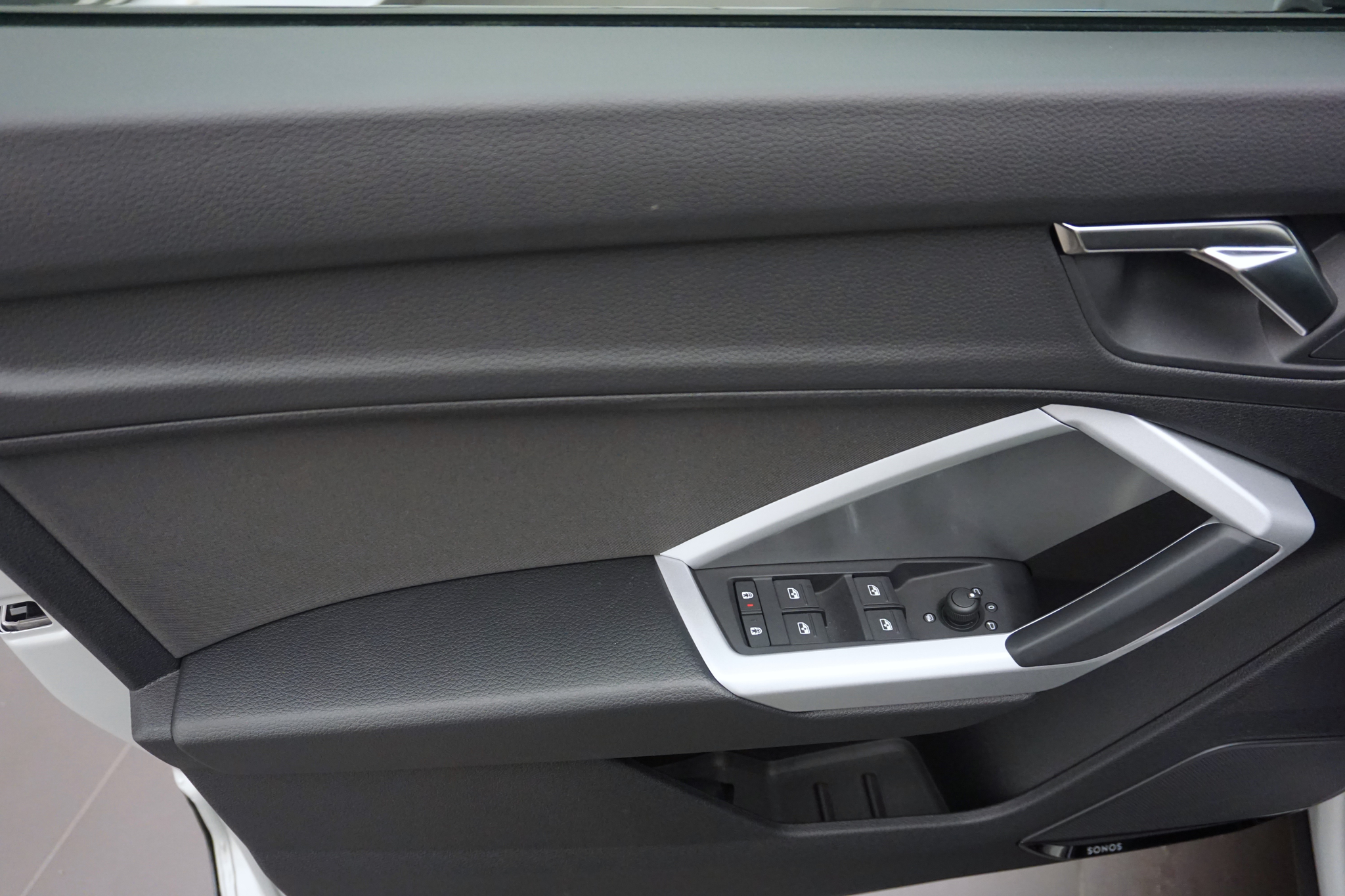 listing desktop thumbnail image 3