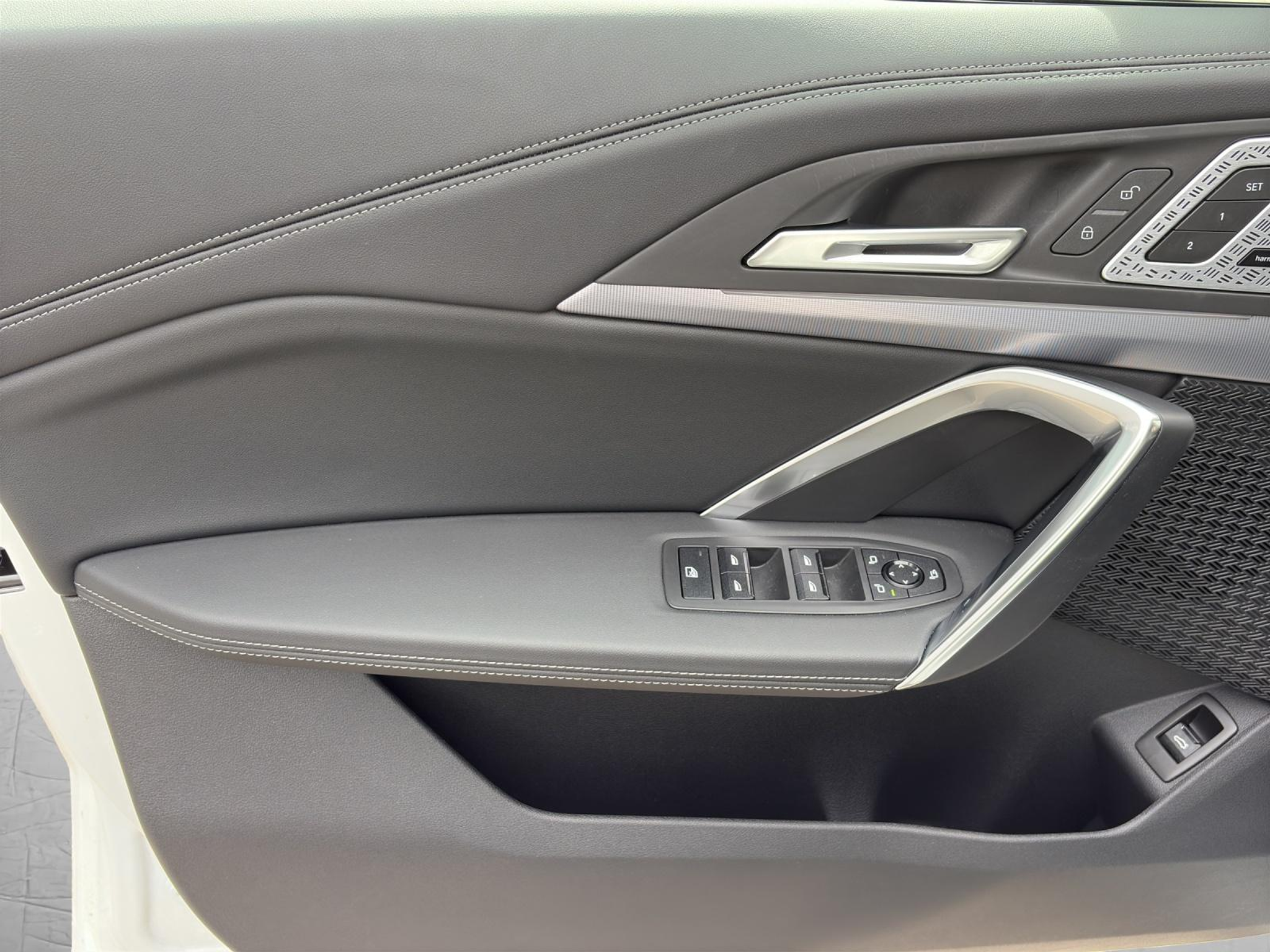 listing desktop thumbnail image 16