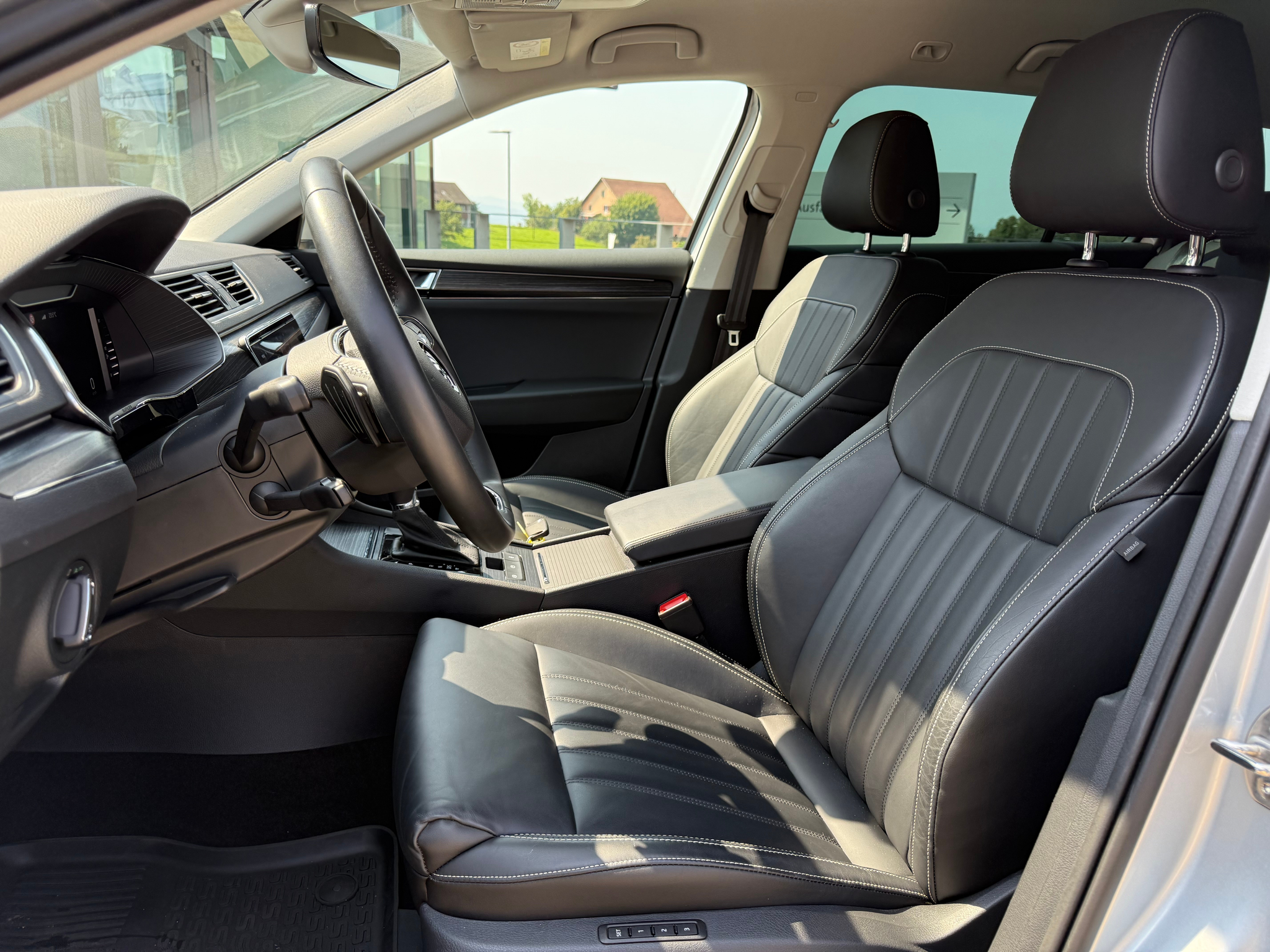 listing desktop thumbnail image 10