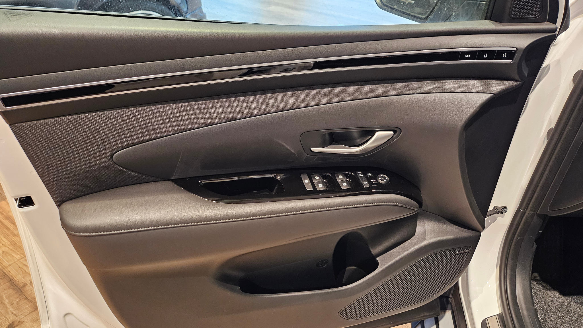 listing desktop thumbnail image 23