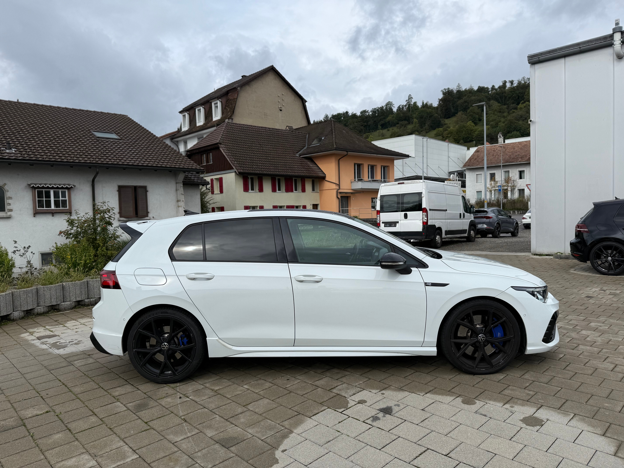 listing desktop thumbnail image 3