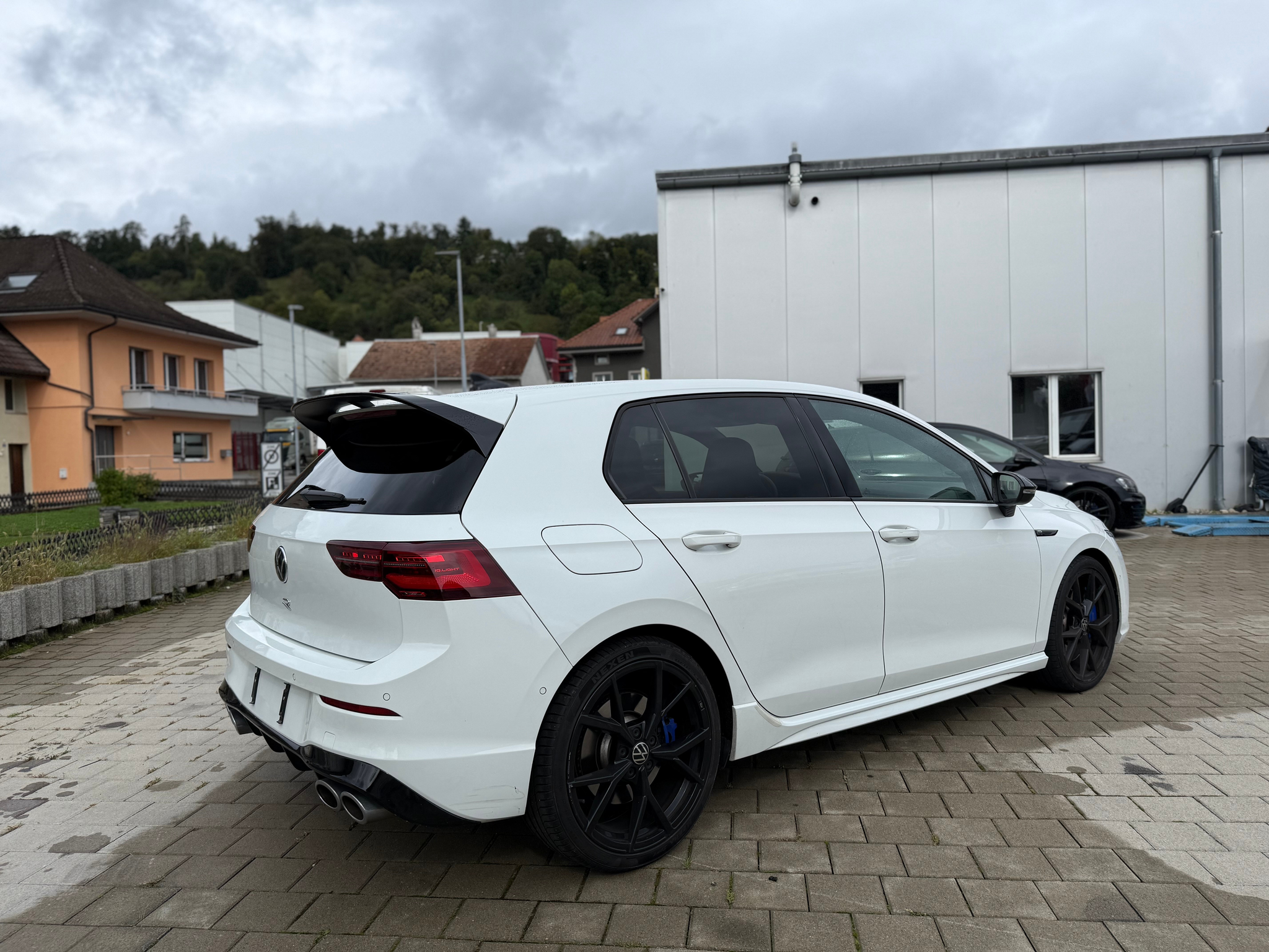 listing desktop thumbnail image 4