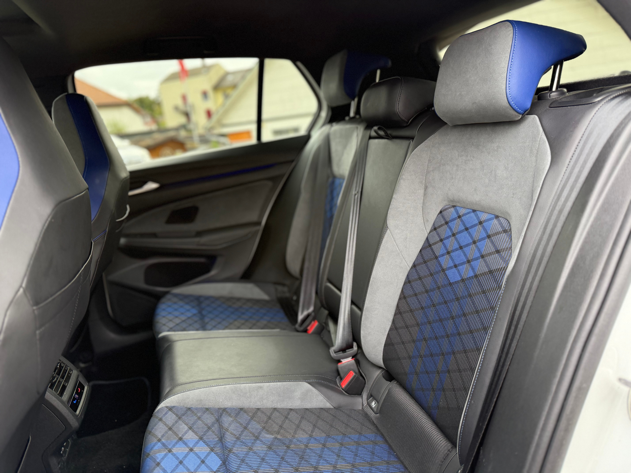 listing desktop thumbnail image 11