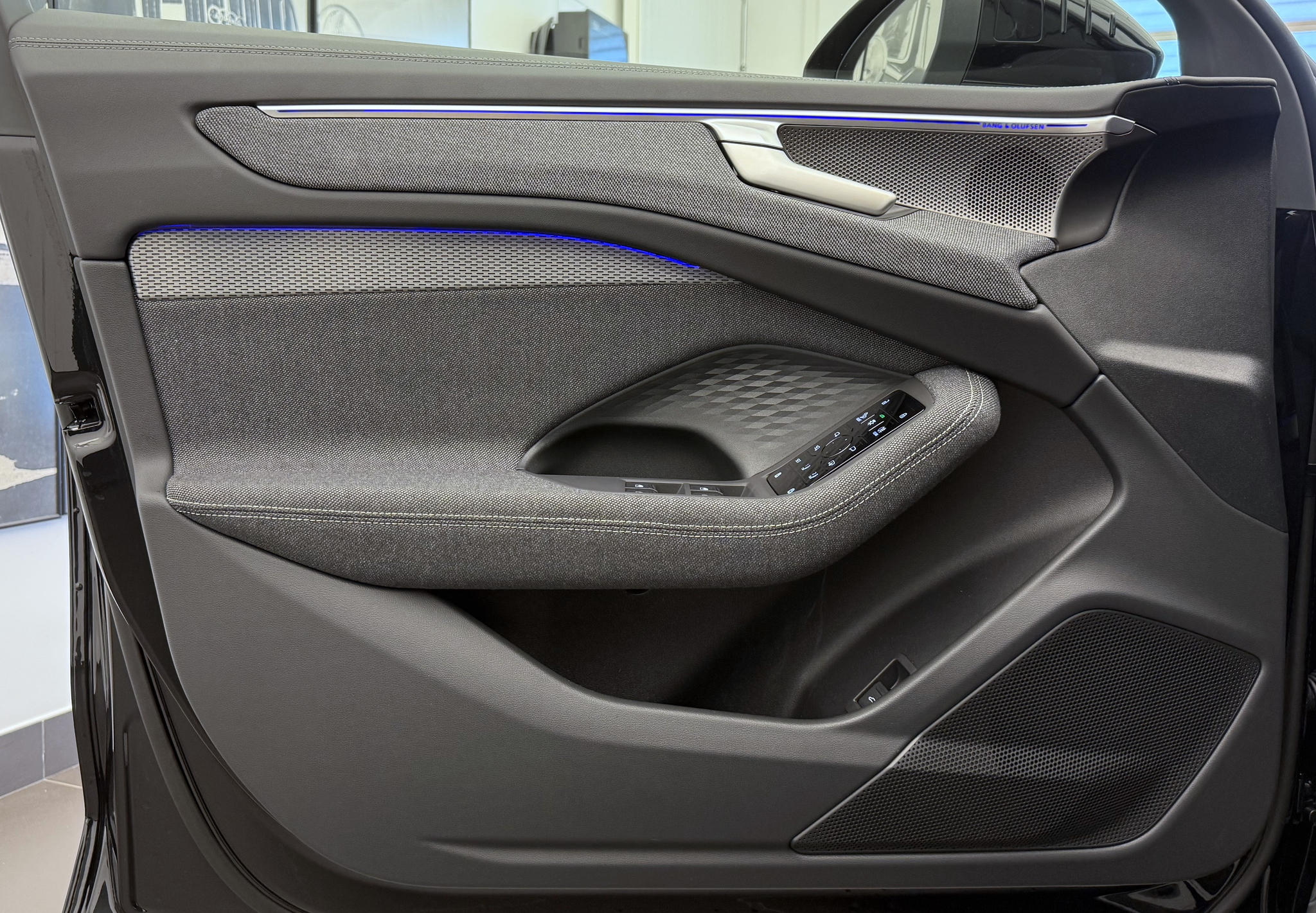 listing desktop thumbnail image 3