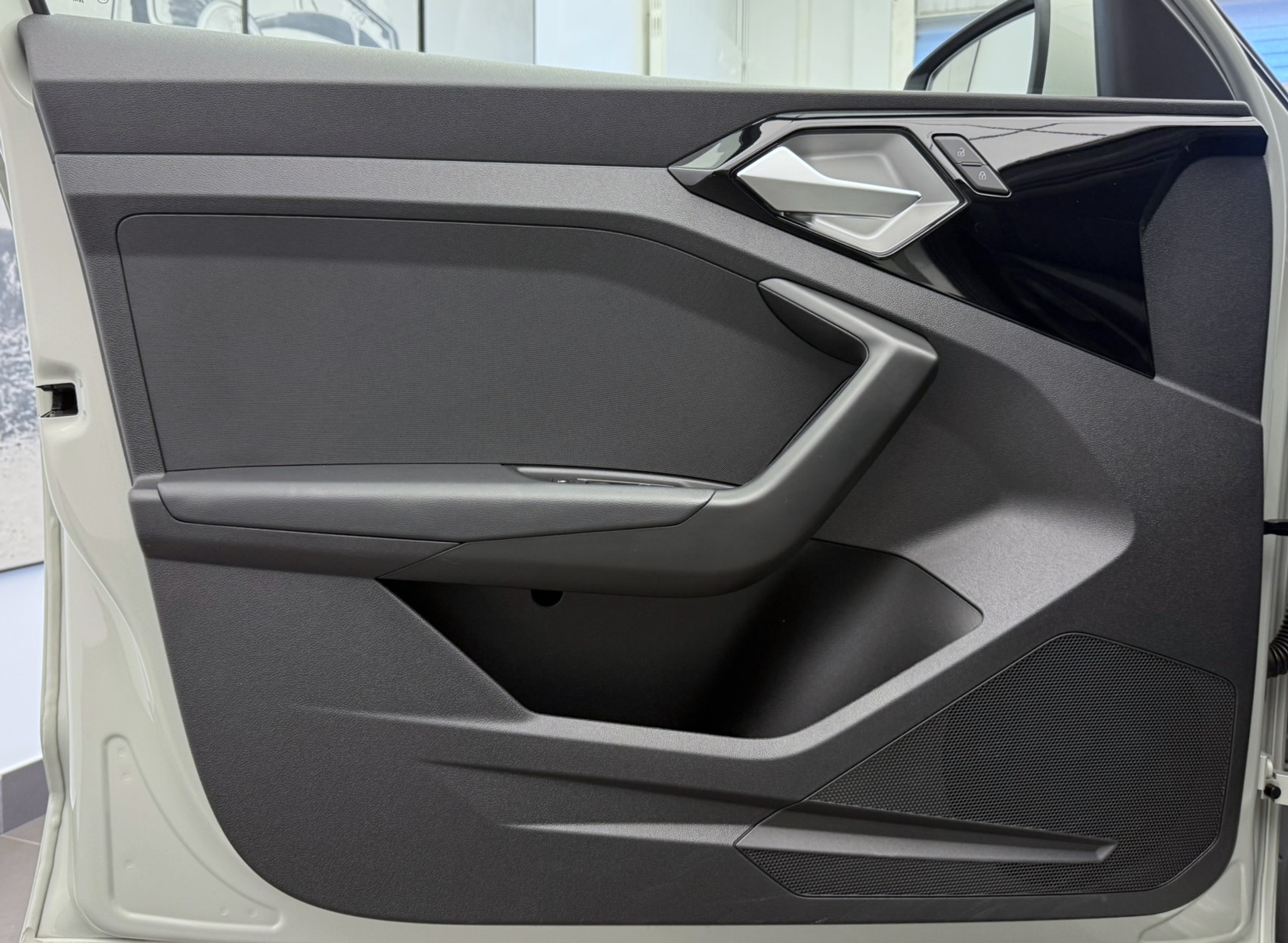 listing desktop thumbnail image 3