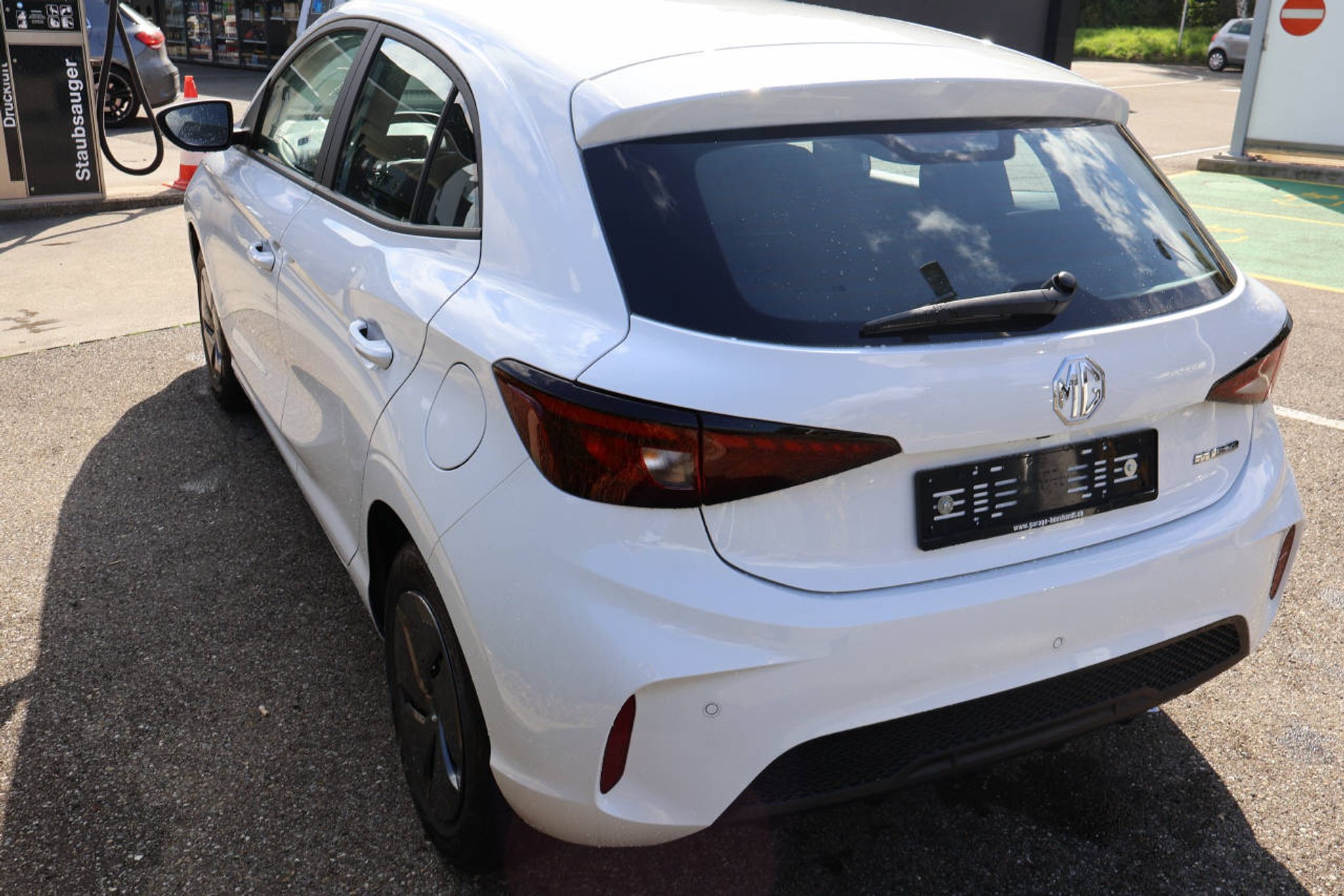 listing desktop thumbnail image 3