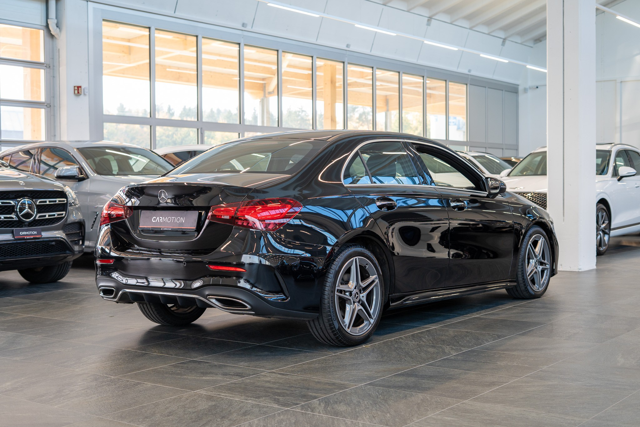 listing desktop thumbnail image 3