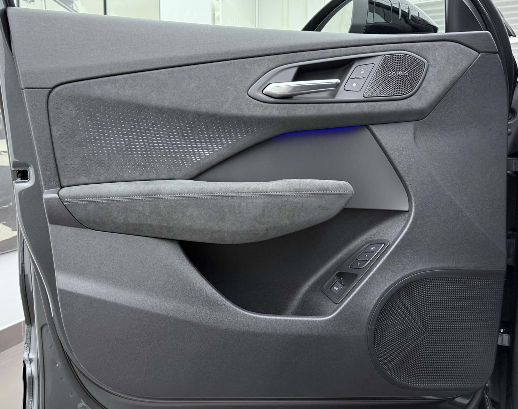 listing desktop thumbnail image 3