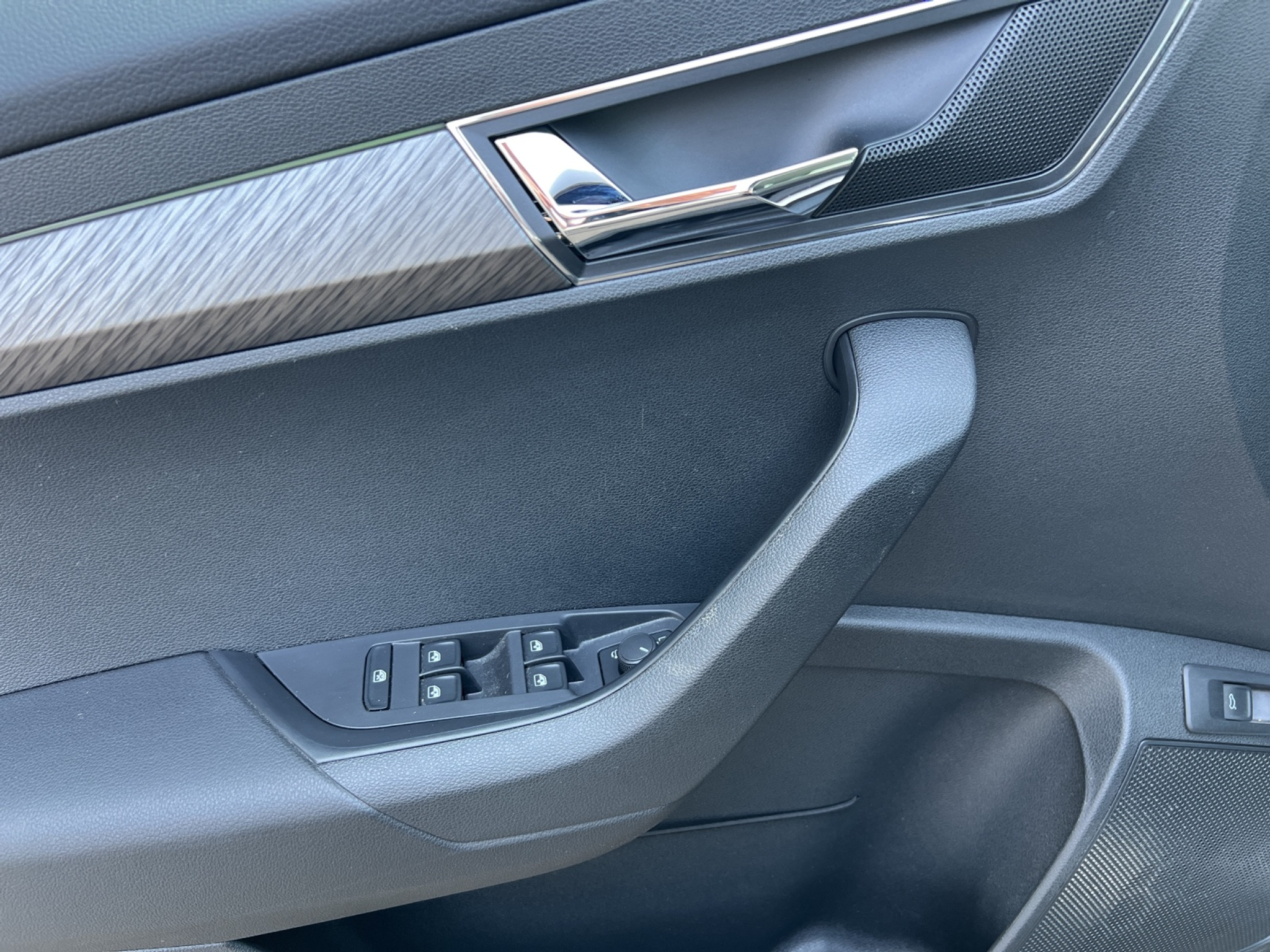 listing desktop thumbnail image 7