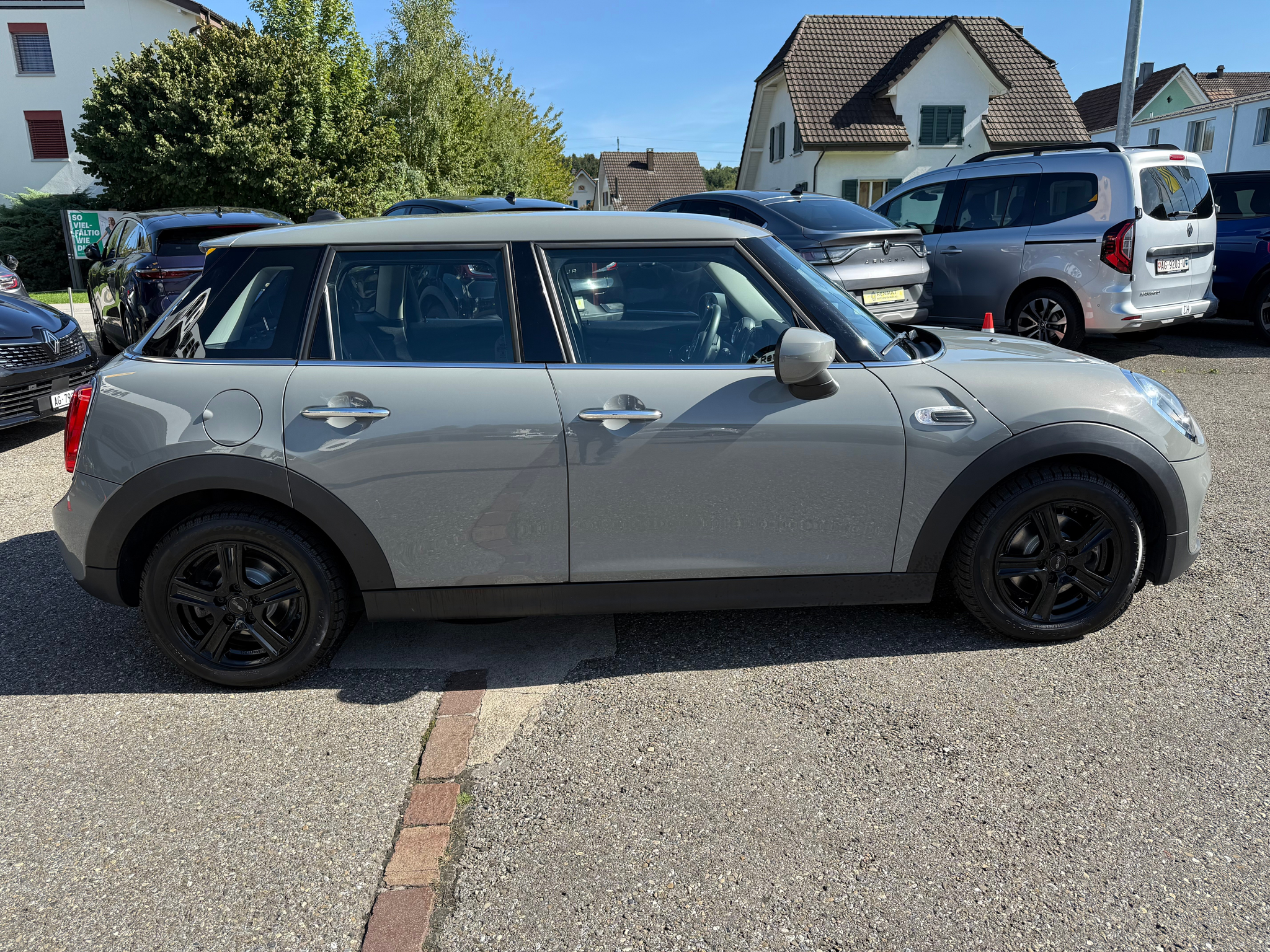 listing desktop thumbnail image 3