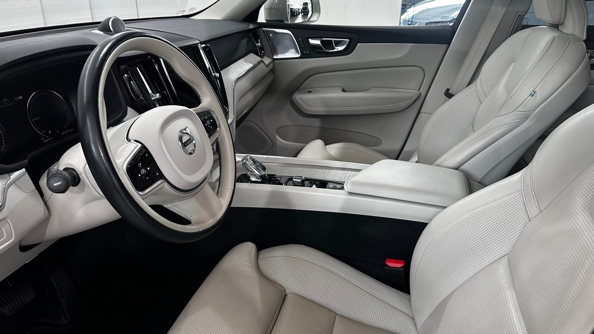 listing desktop thumbnail image 3