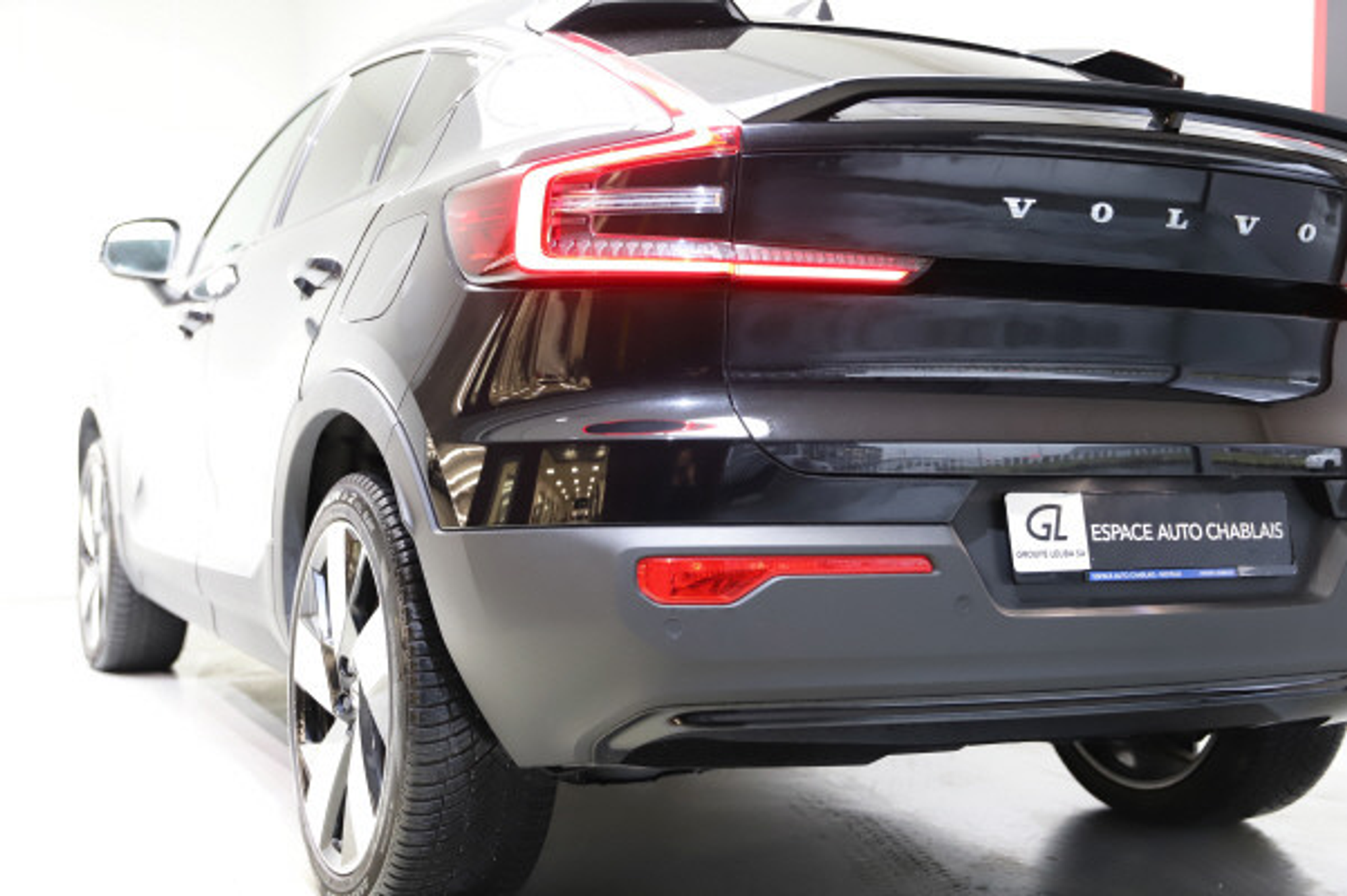 listing desktop thumbnail image 3