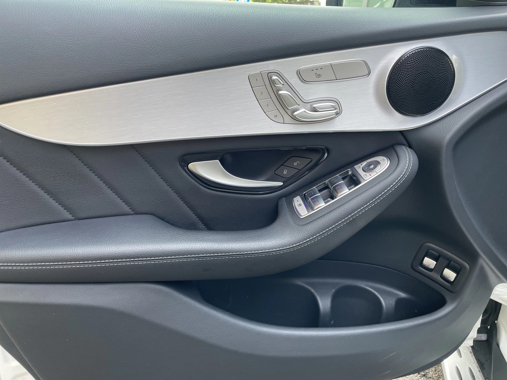 listing desktop thumbnail image 12