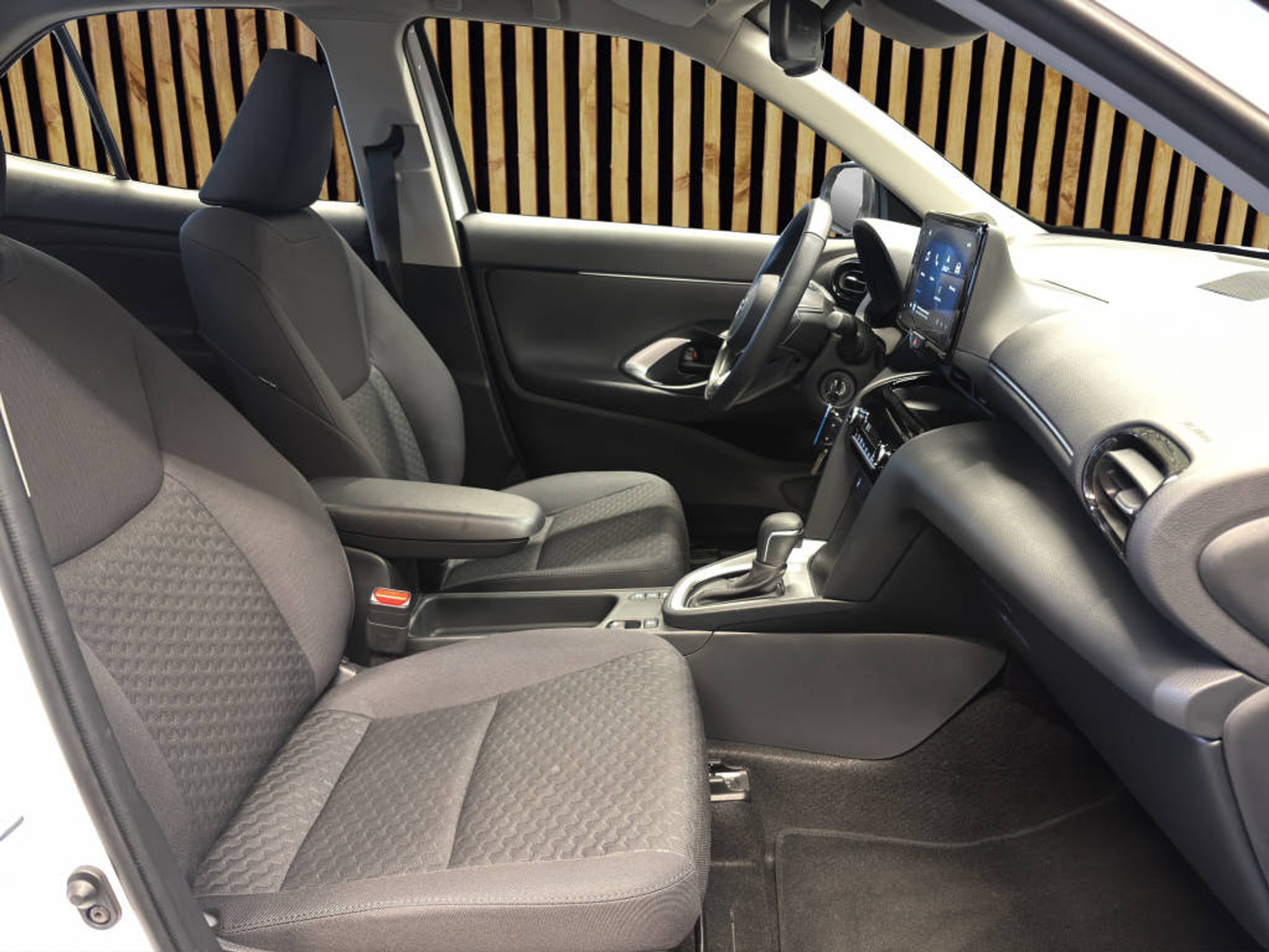 listing desktop thumbnail image 4