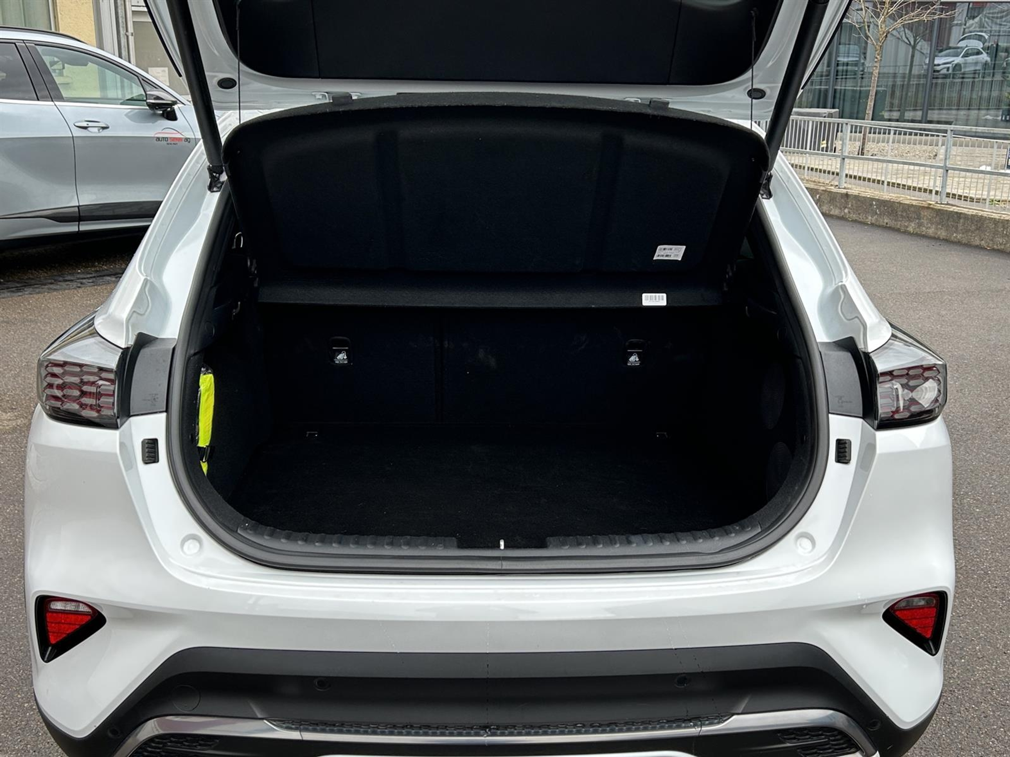 listing desktop thumbnail image 4