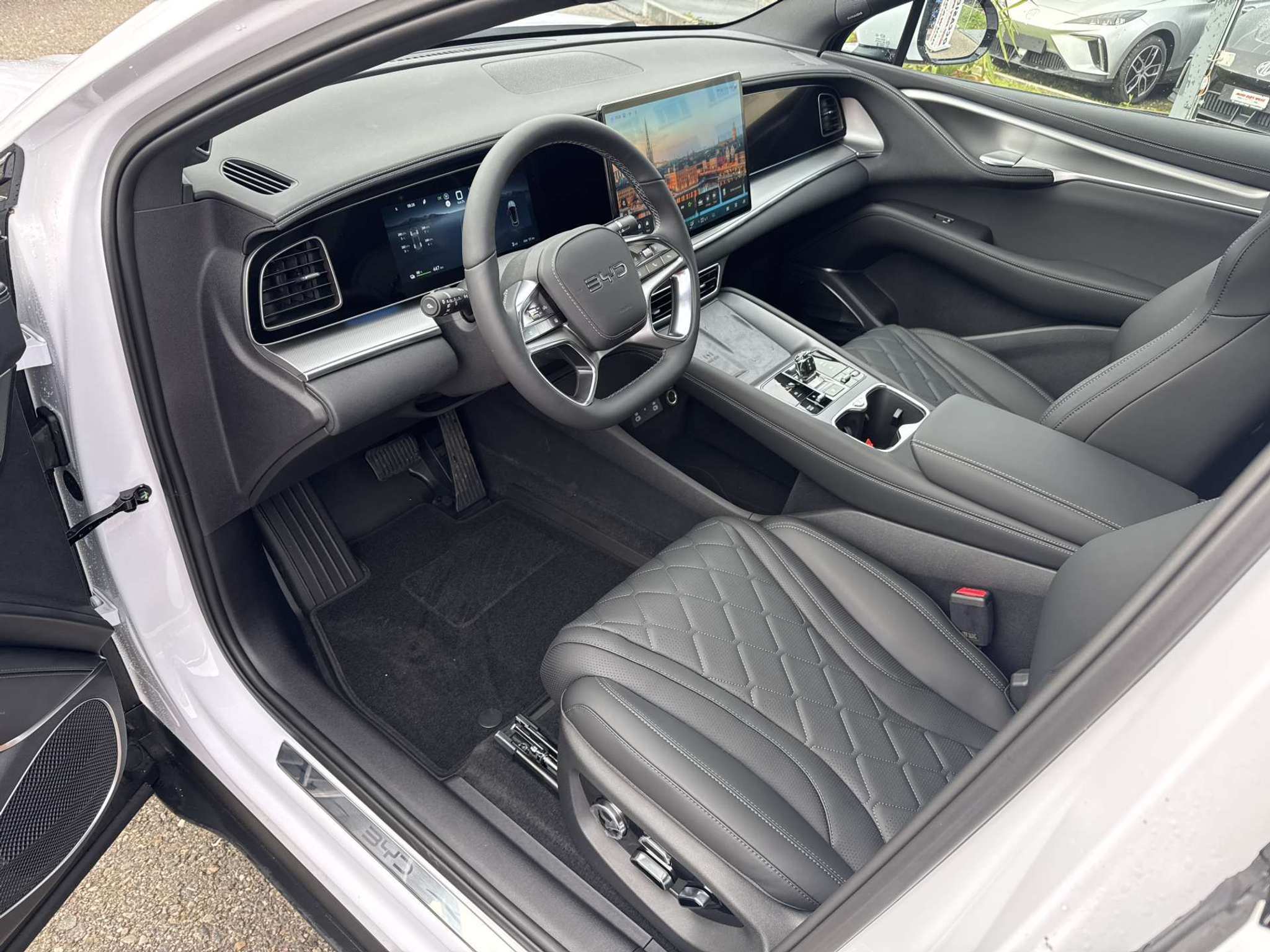 listing desktop thumbnail image 4