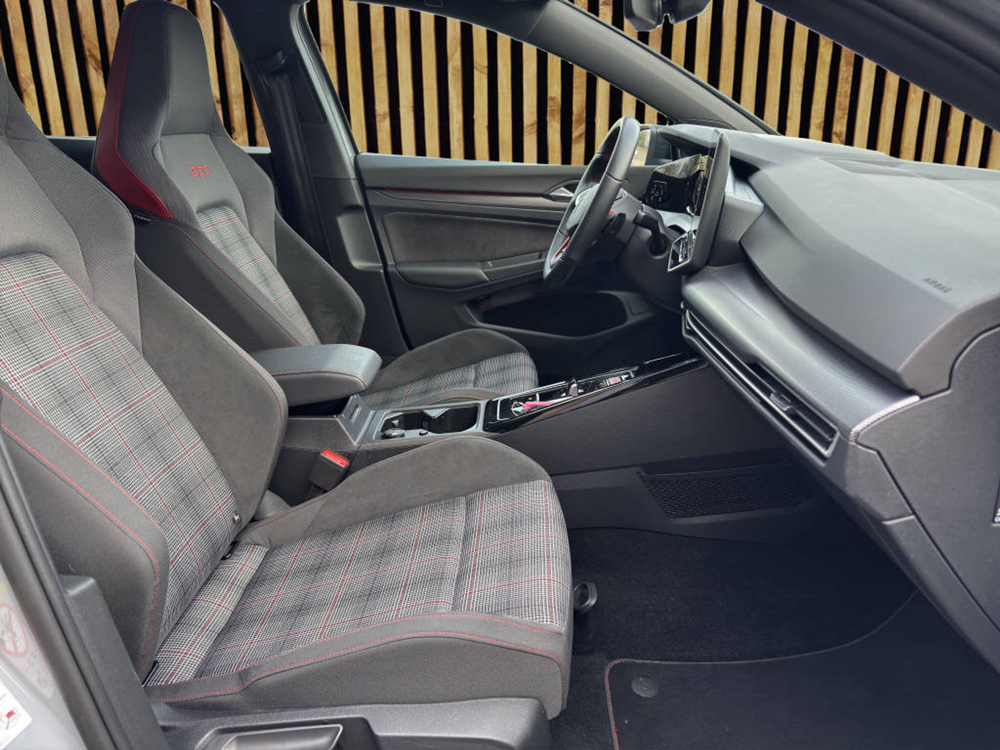 listing desktop thumbnail image 4