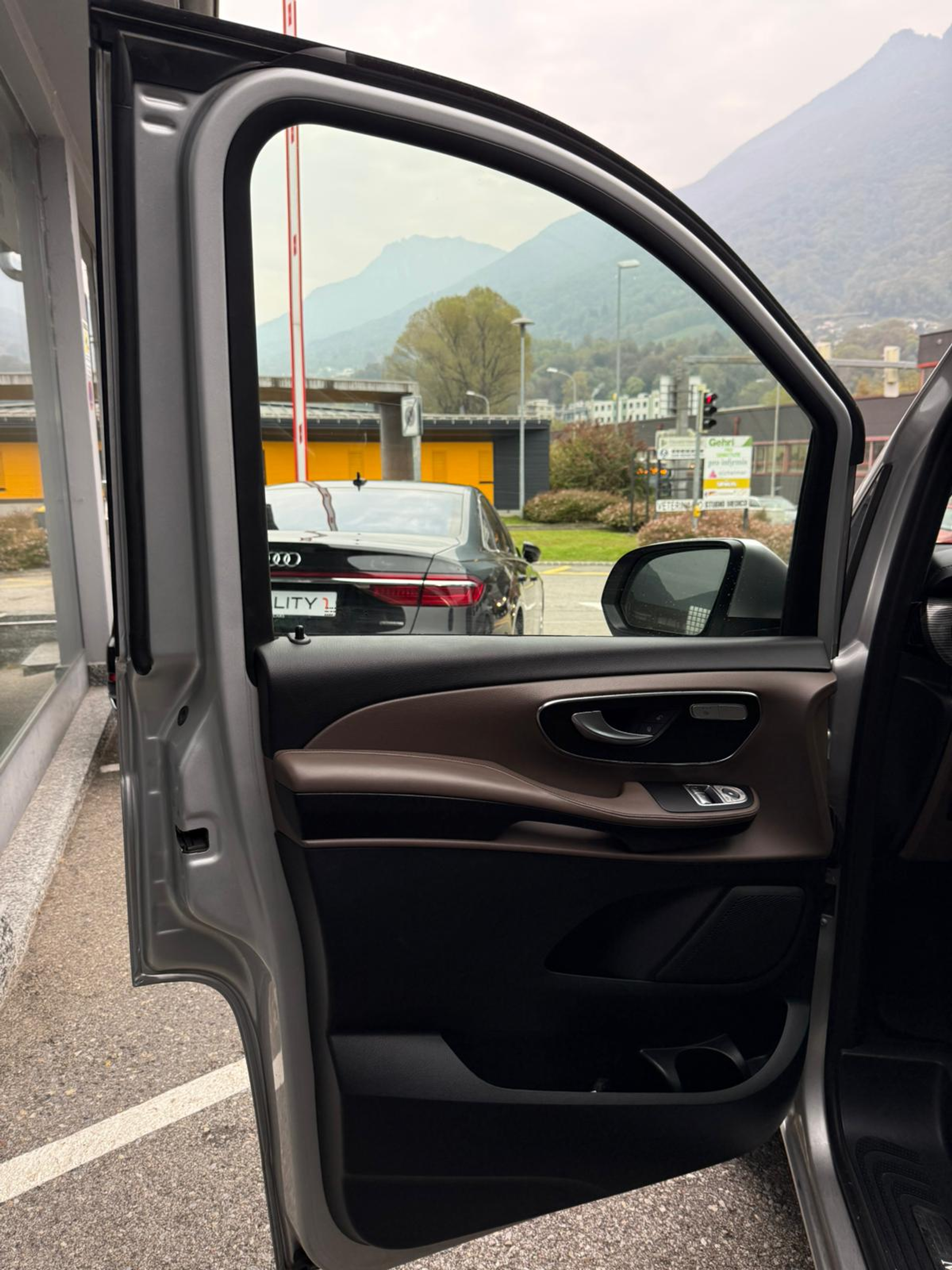 listing desktop thumbnail image 7