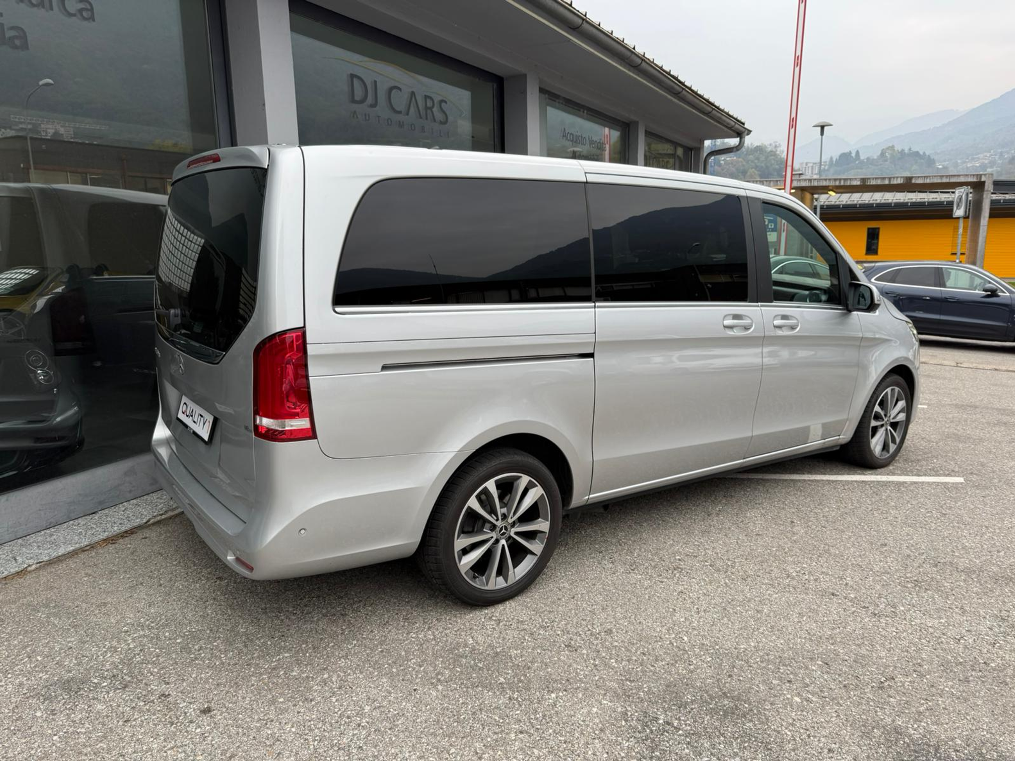 listing desktop thumbnail image 4