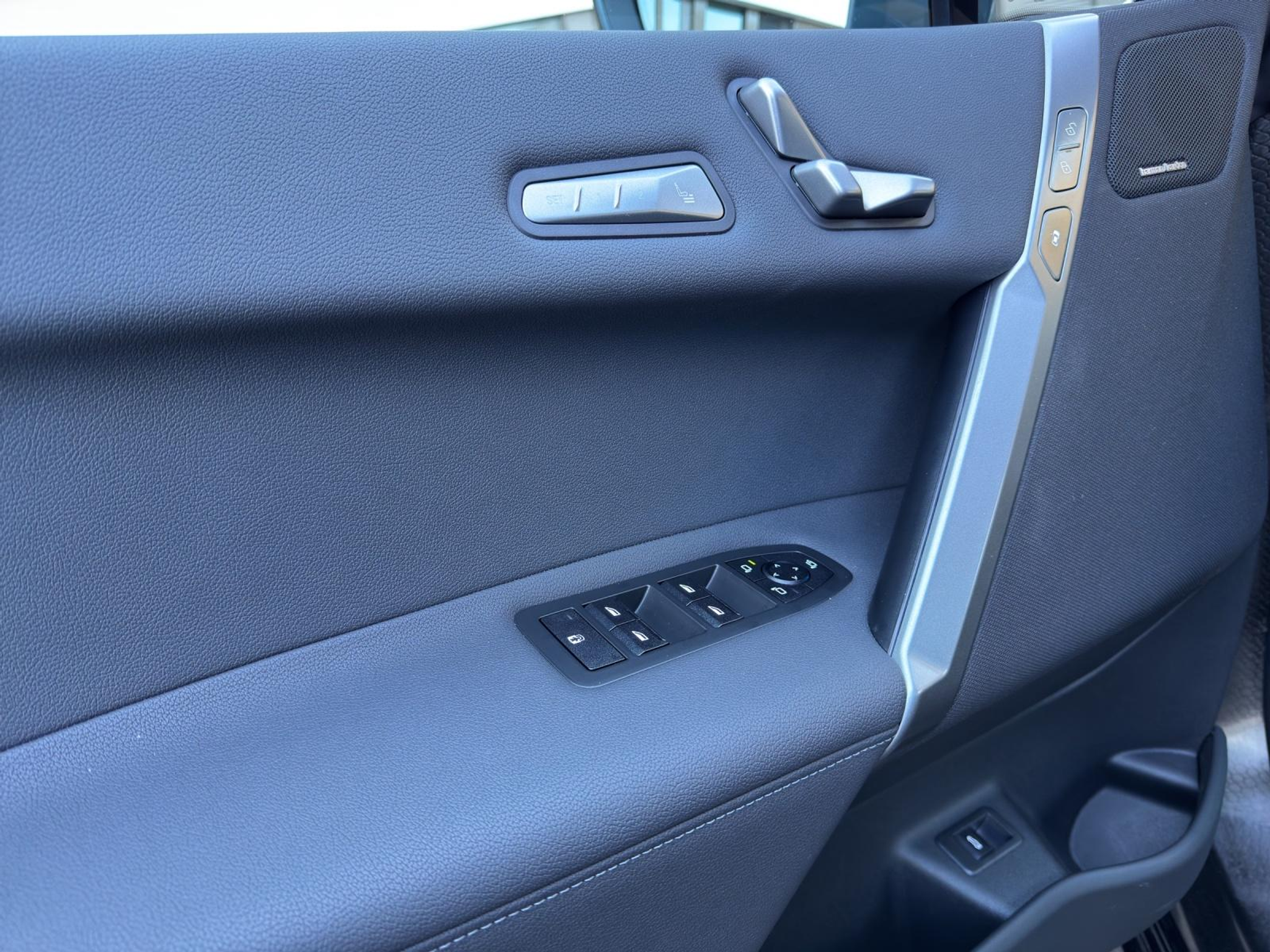 listing desktop thumbnail image 16