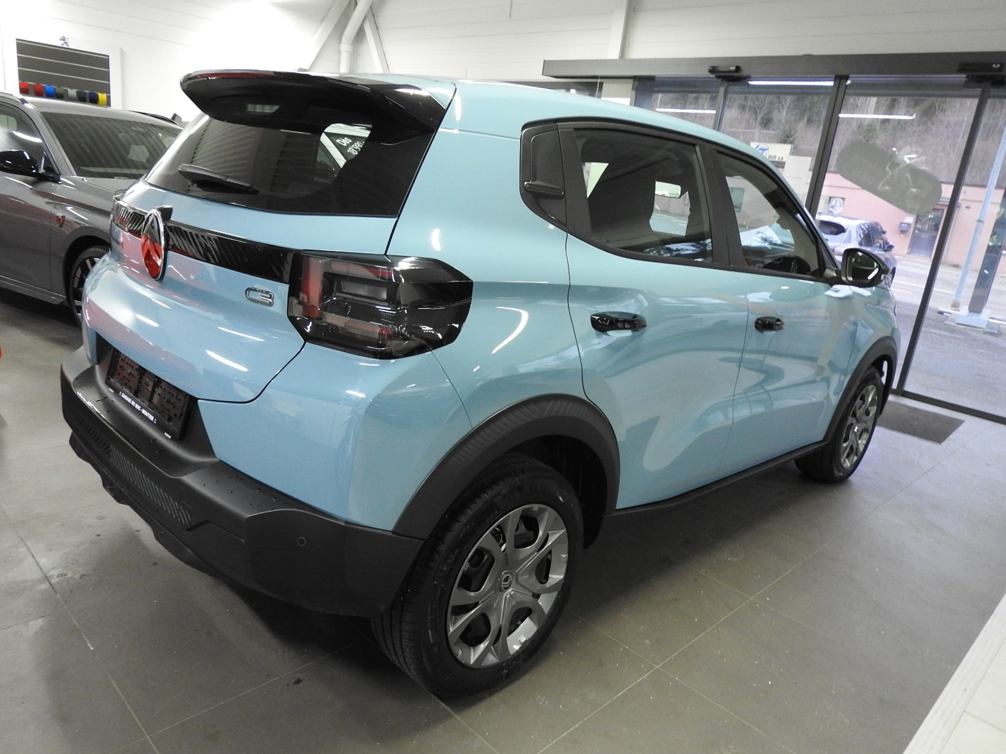 listing desktop thumbnail image 3