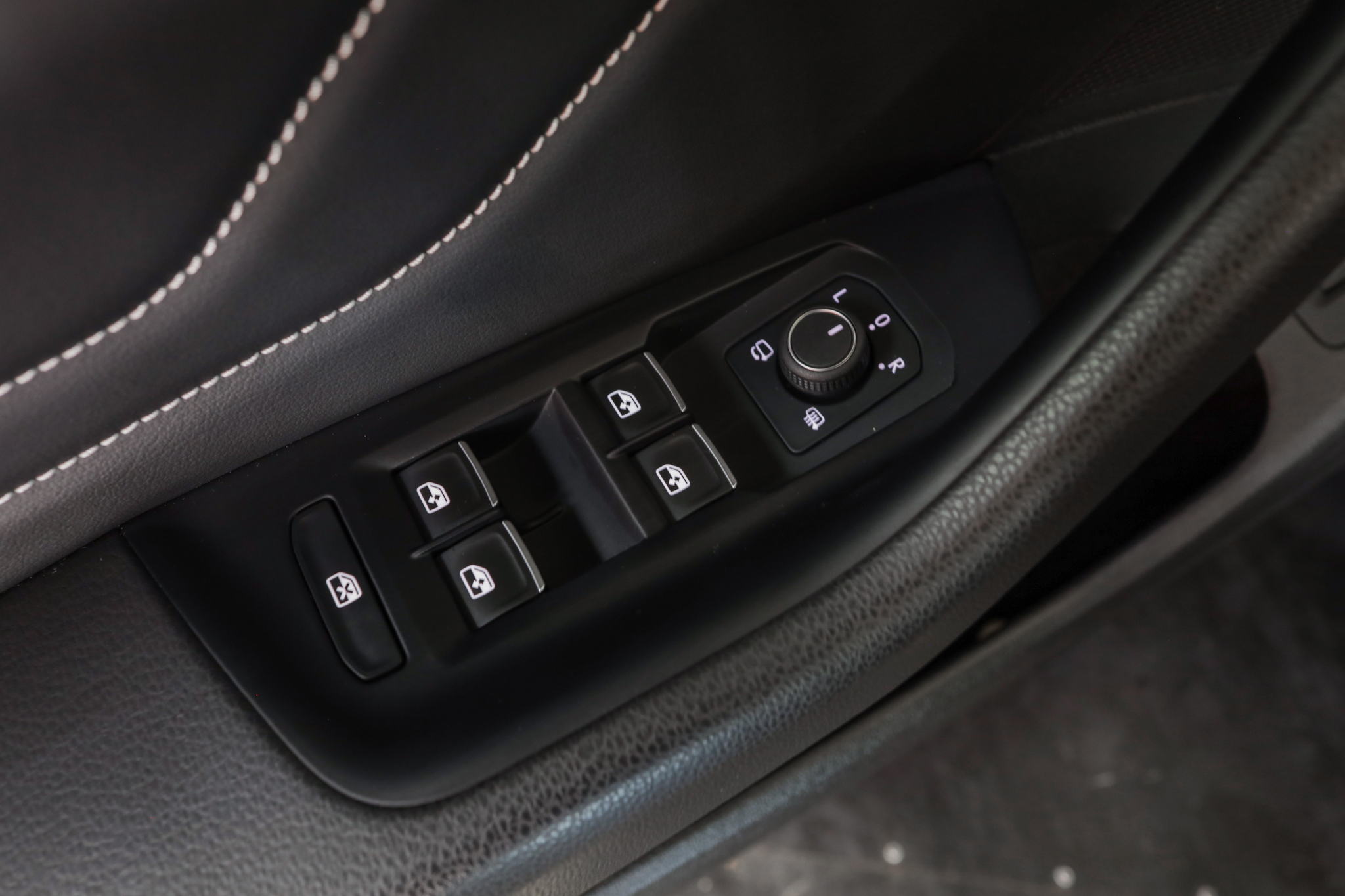 listing desktop thumbnail image 17