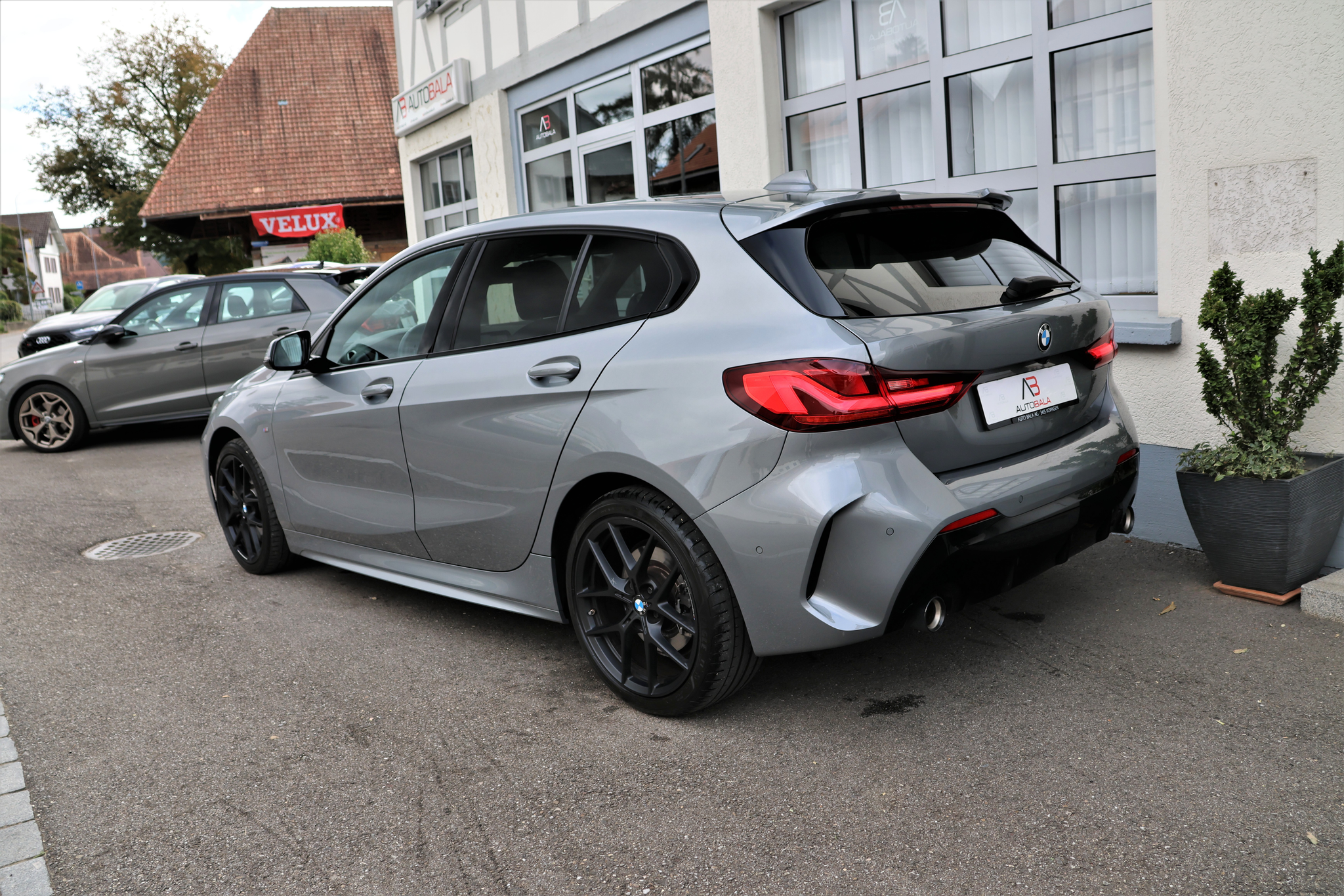 listing desktop thumbnail image 3