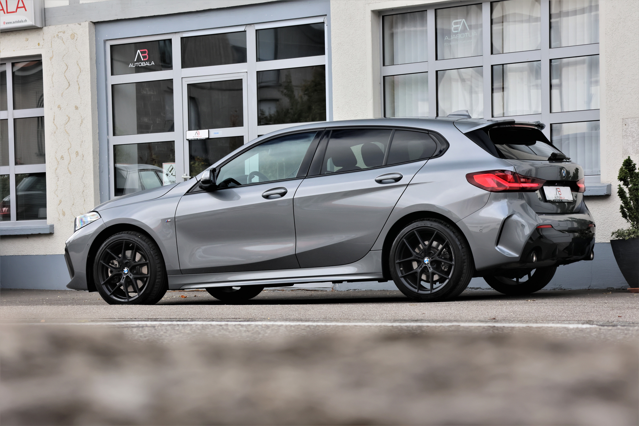 listing desktop thumbnail image 2