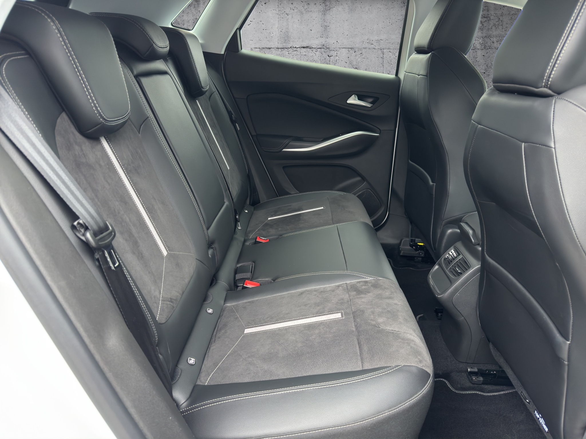 listing desktop thumbnail image 25