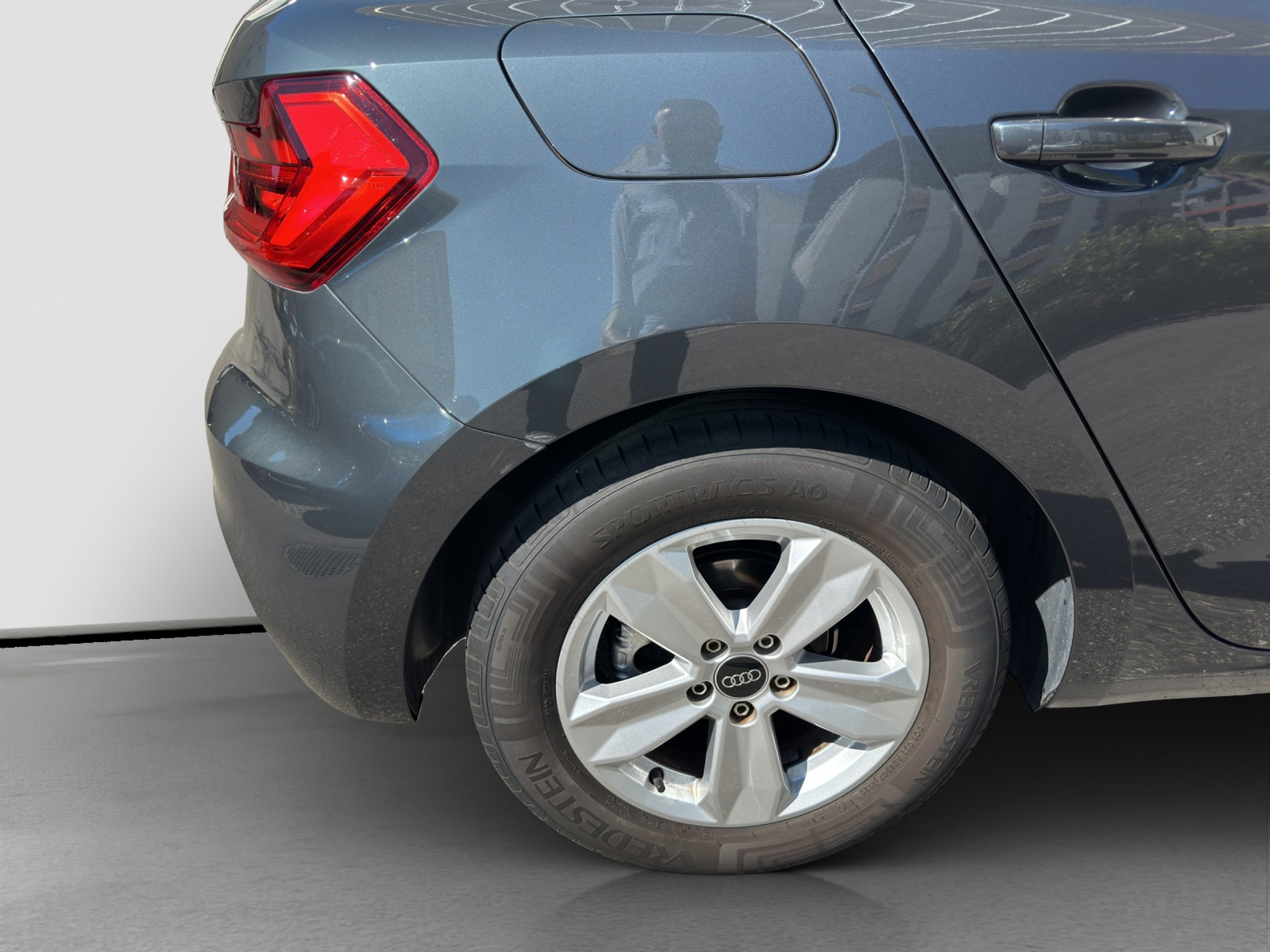 listing desktop thumbnail image 4